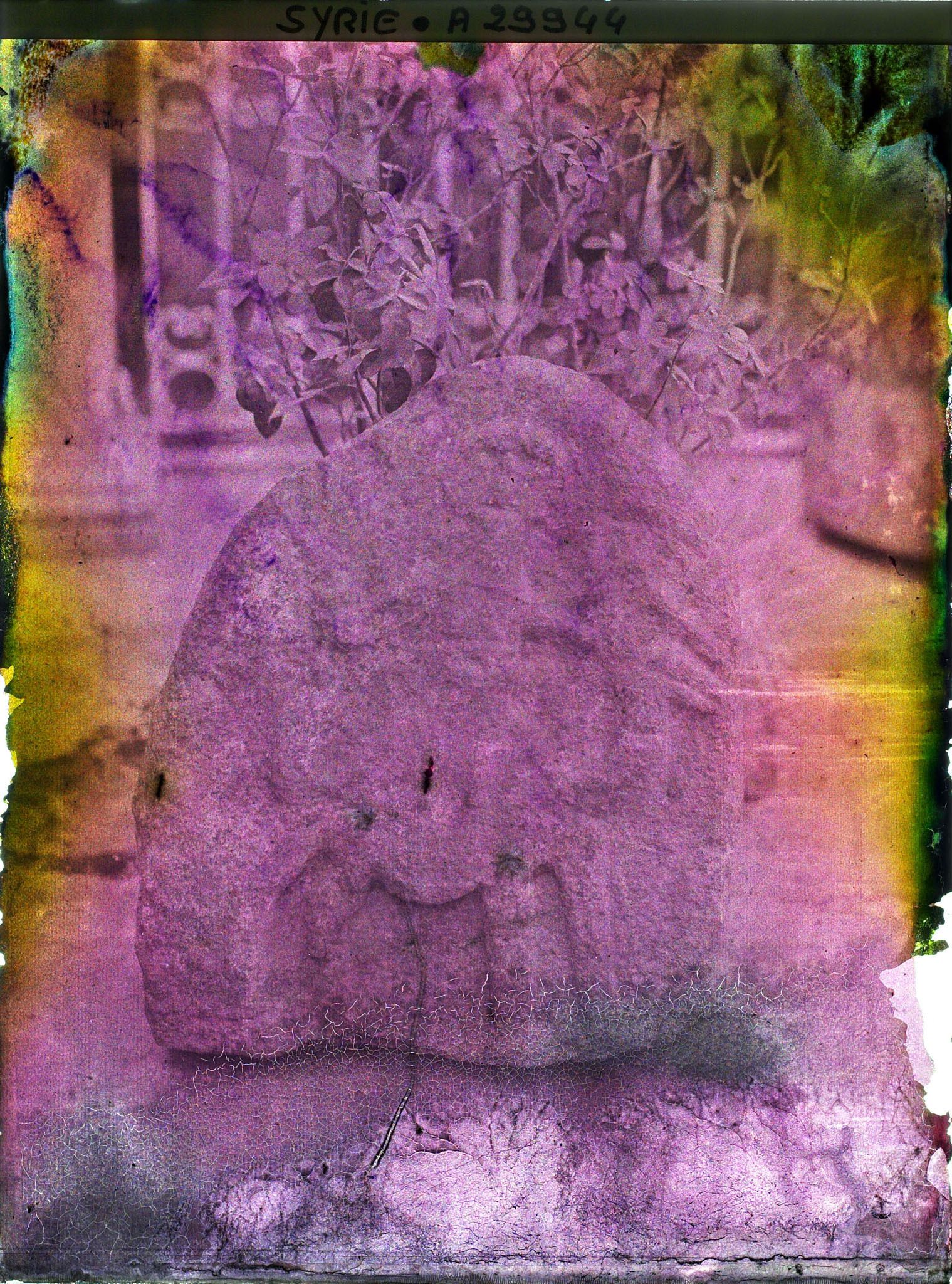 Image représentant Un bas-relief Hittite, probablement un cavalier à dos de dromadaire