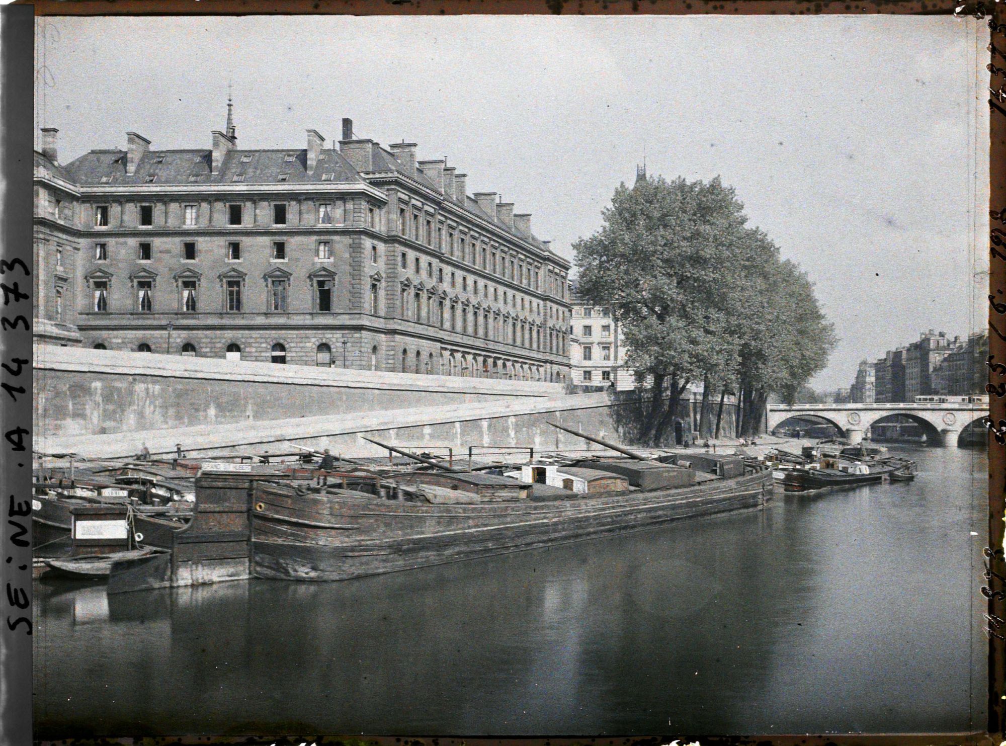 Image représentant Le quai des Orfèvres et le Palais de Justice vus du port des Grands-Augustins