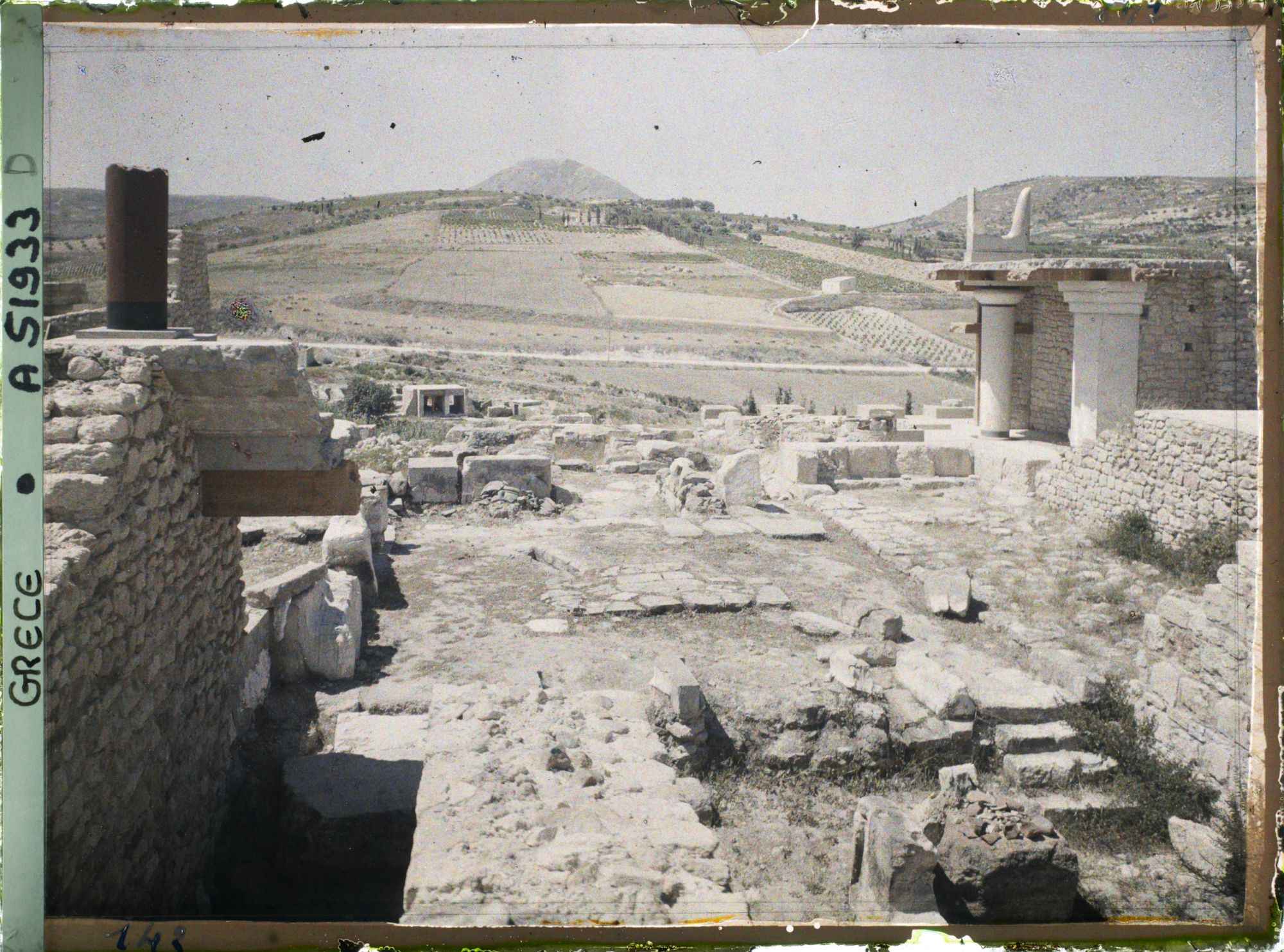 Image représentant Vue depuis l'escalier d'honneur du Palais en direction des Propylées sud. (Entrée du Palais surmonte des cornes de taureau )
