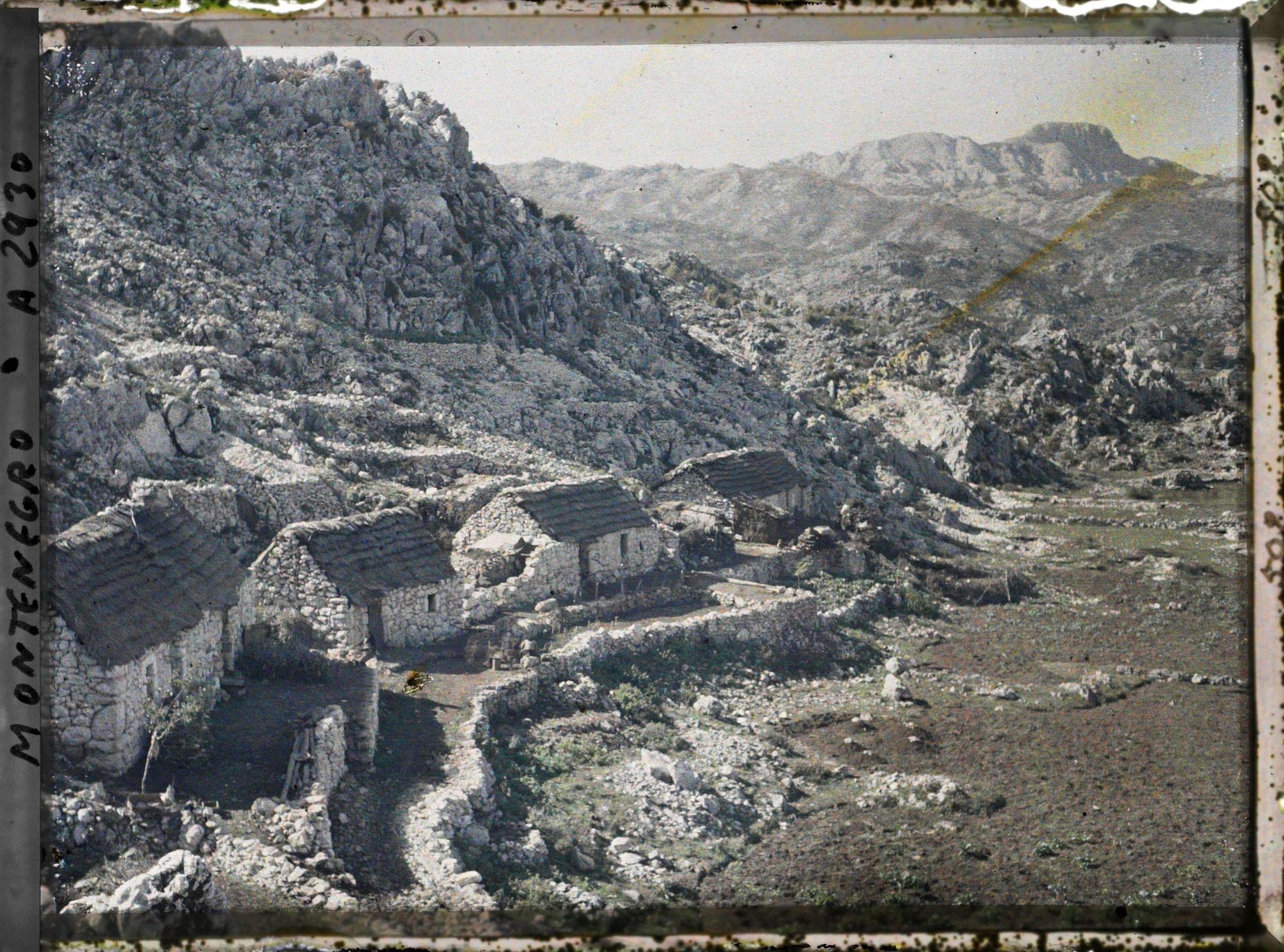 Image représentant Ceinture rocheuse de la colline de Cetinje et quatre maisons à toit de chaume