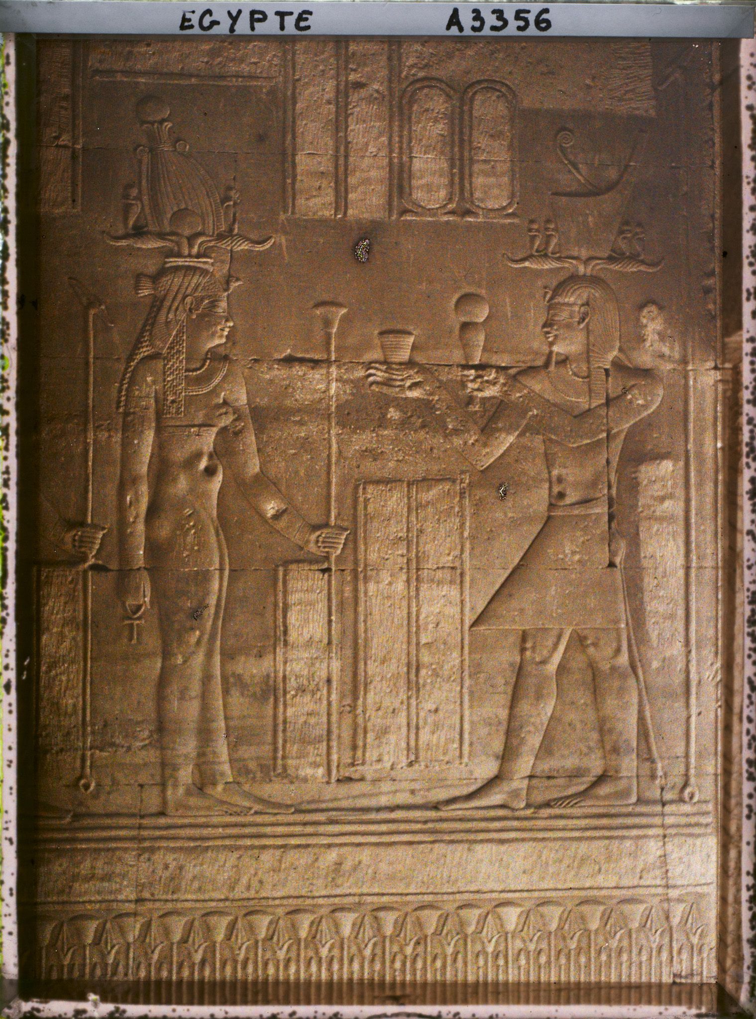 Image représentant Bas-relief visible à l'intérieur du temple