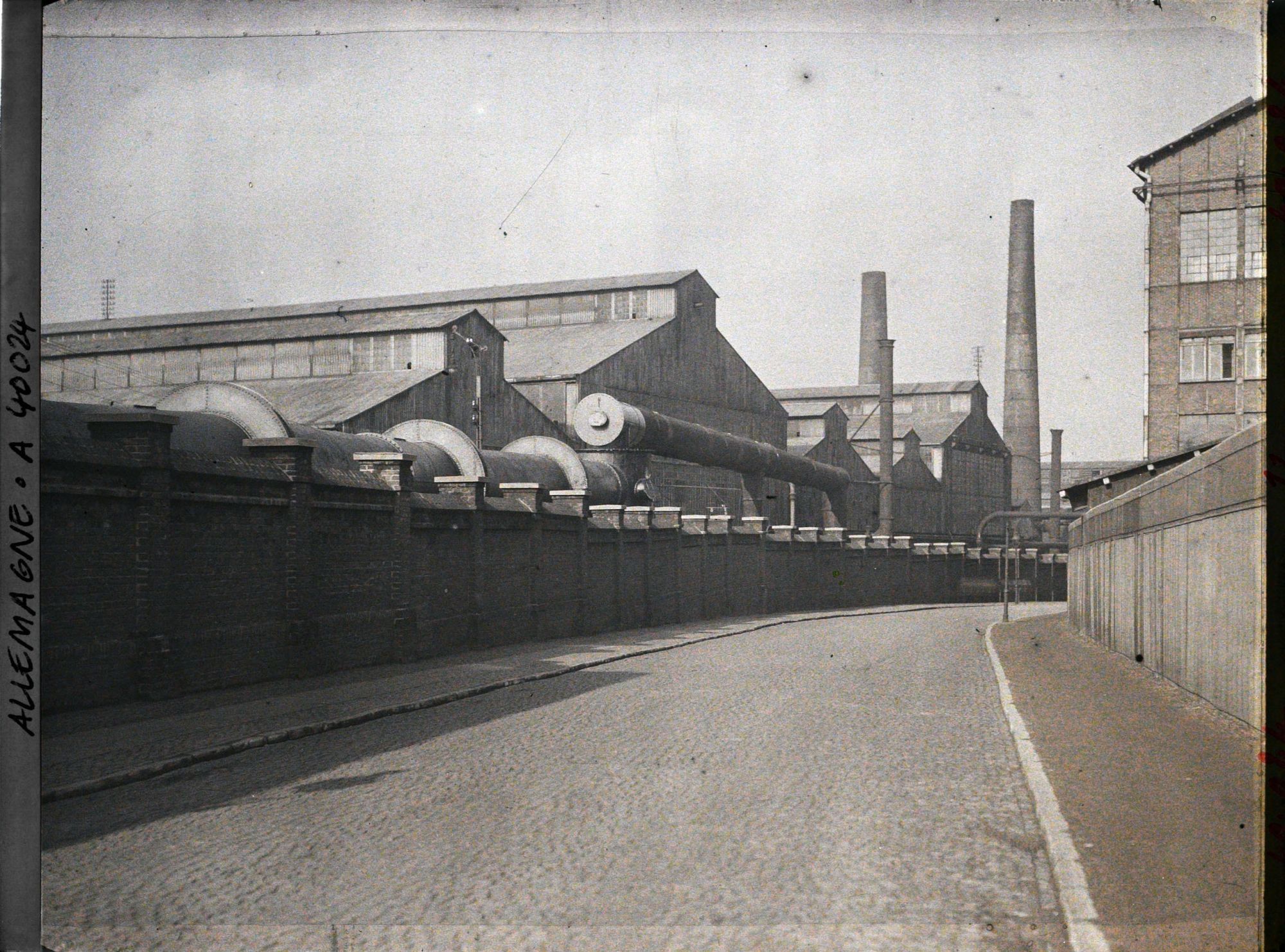 Image représentant Prusse, Essen, Une rue dans les Usines