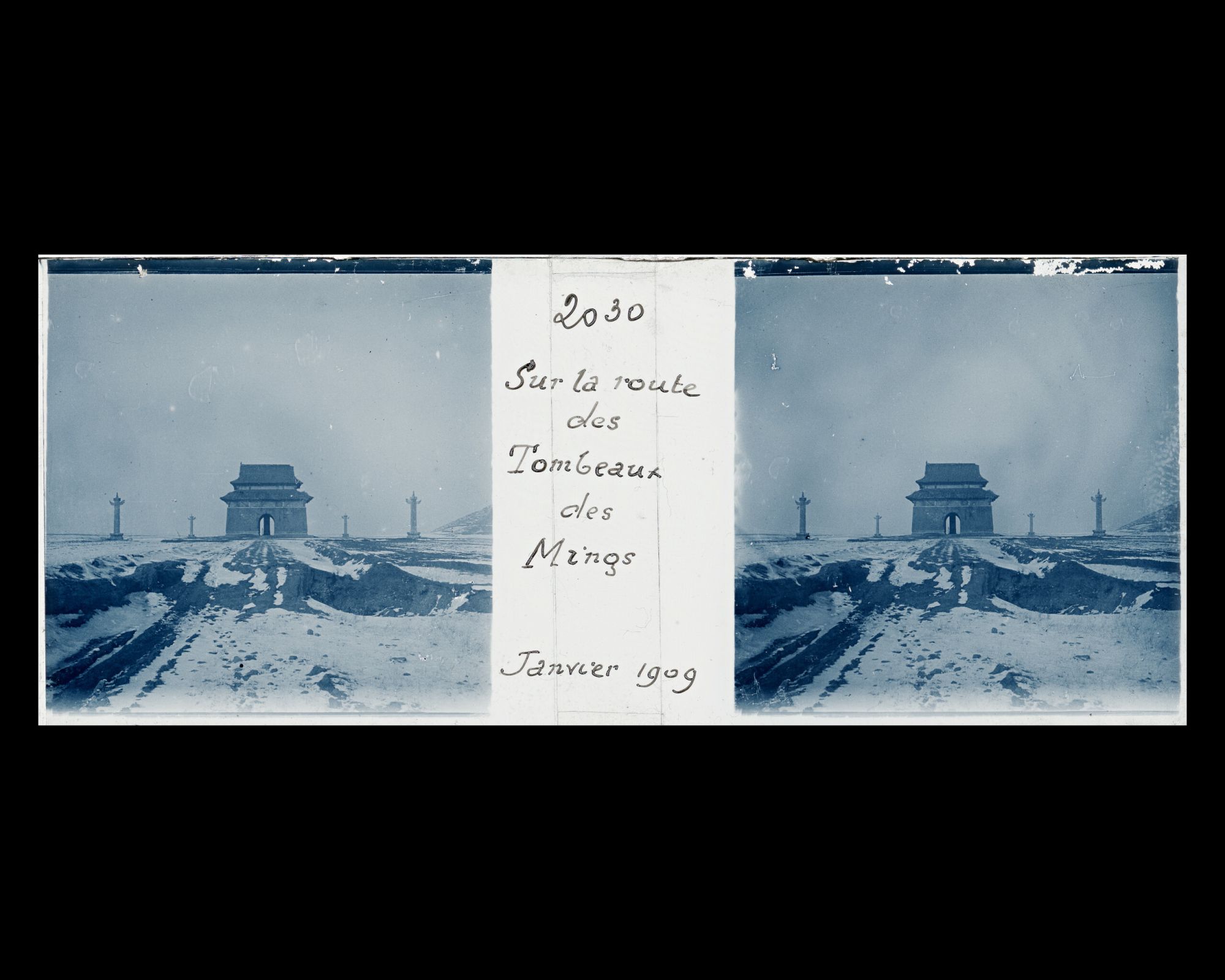 Image représentant Ming Shisanling ("Treize Tombeaux des Ming"). Shendao ("voie de l'Ame") et Beiting ("pavillon de la Stèle") encadré de quatre colonnes octogonales