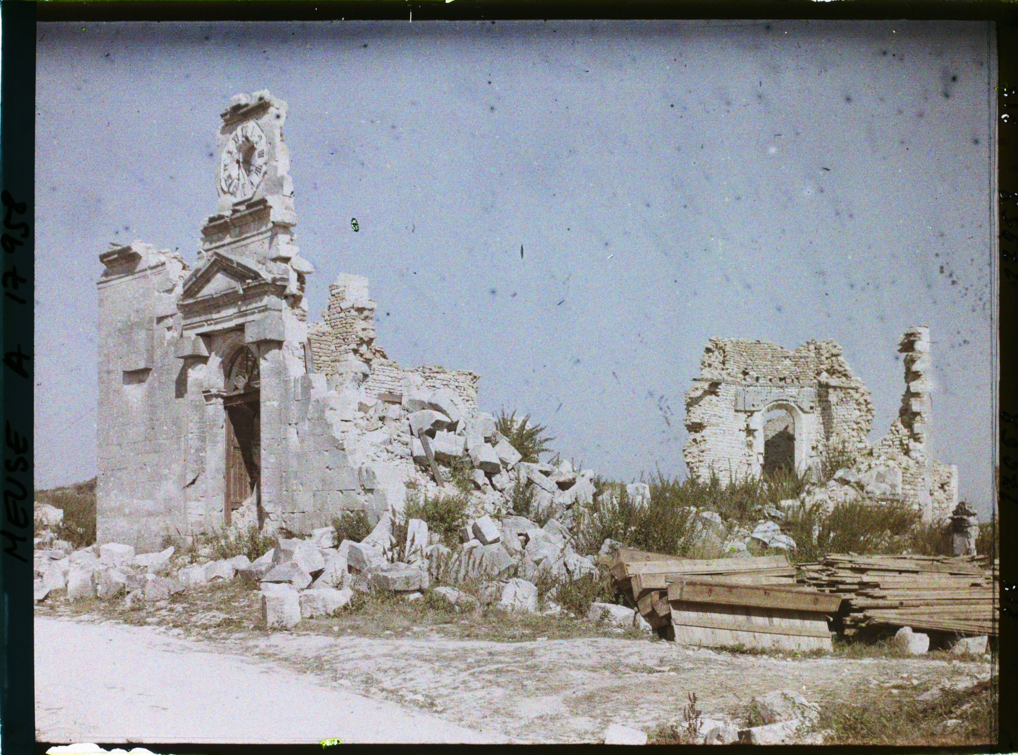 Image représentant France, Village des Eparges, L' Eglise du Village vue de la route