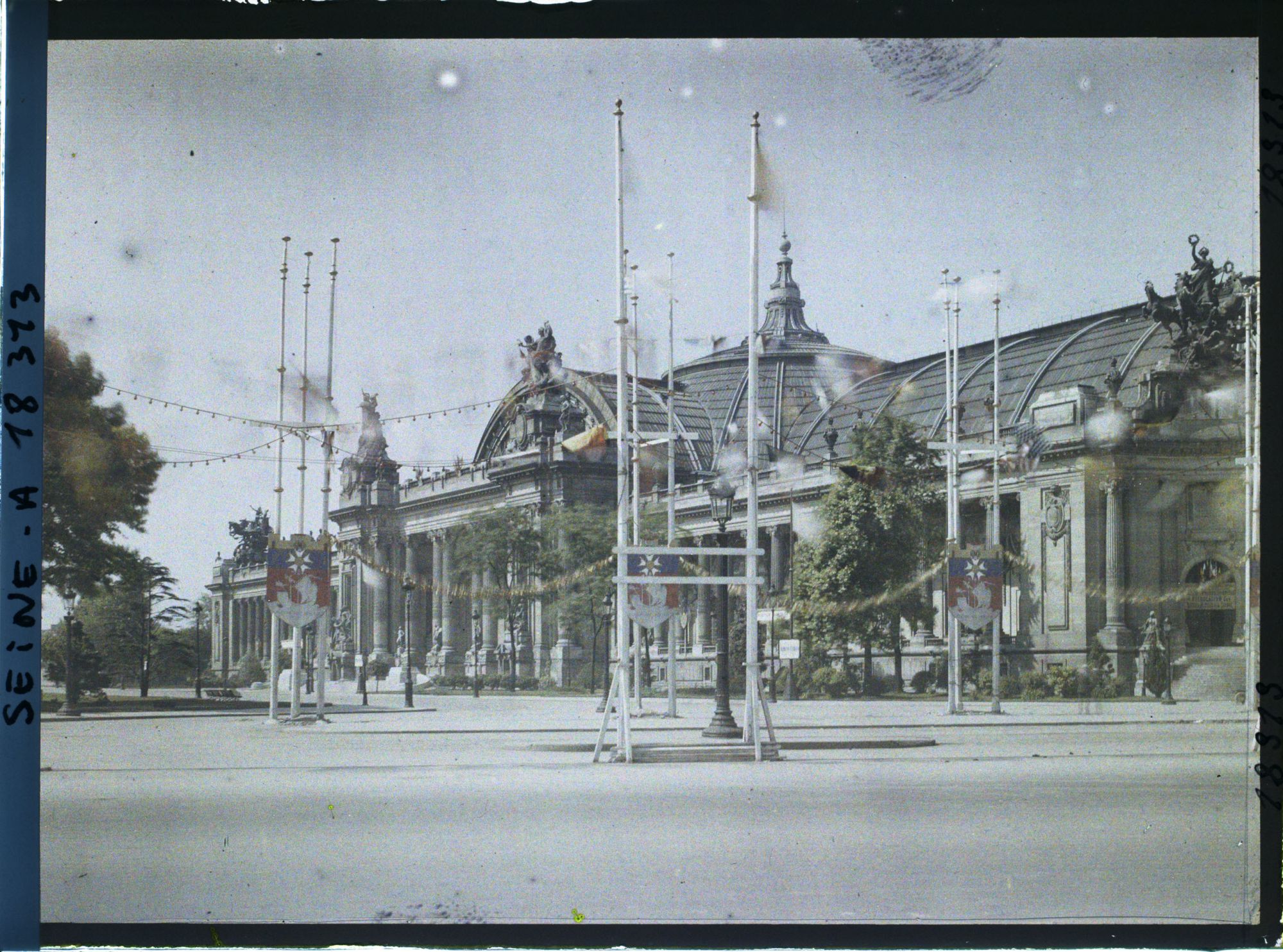Image représentant Le Grand Palais et l'avenue des Champs-Elysées décorés après les fêtes de la Victoire des 13 et 14 juillet 1919