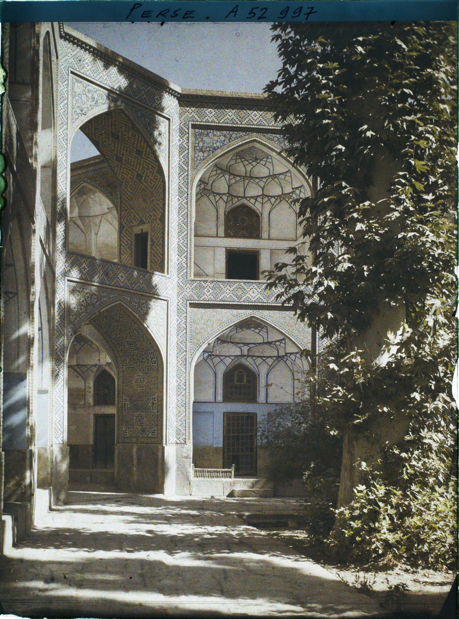 Image représentant La Madreseh Mader-i-Chah, école coranique dite "de la mère du Chah" (1714), loges de la cour