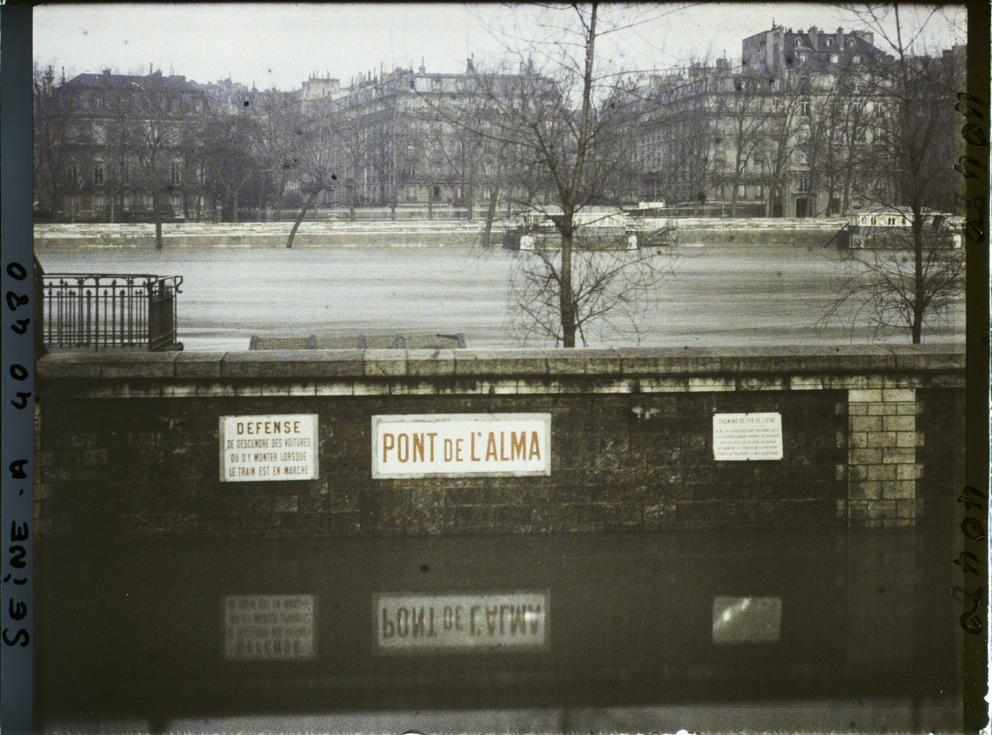 Image représentant Les quais de la gare du Pont de l'Alma inondés par la crue de la Seine