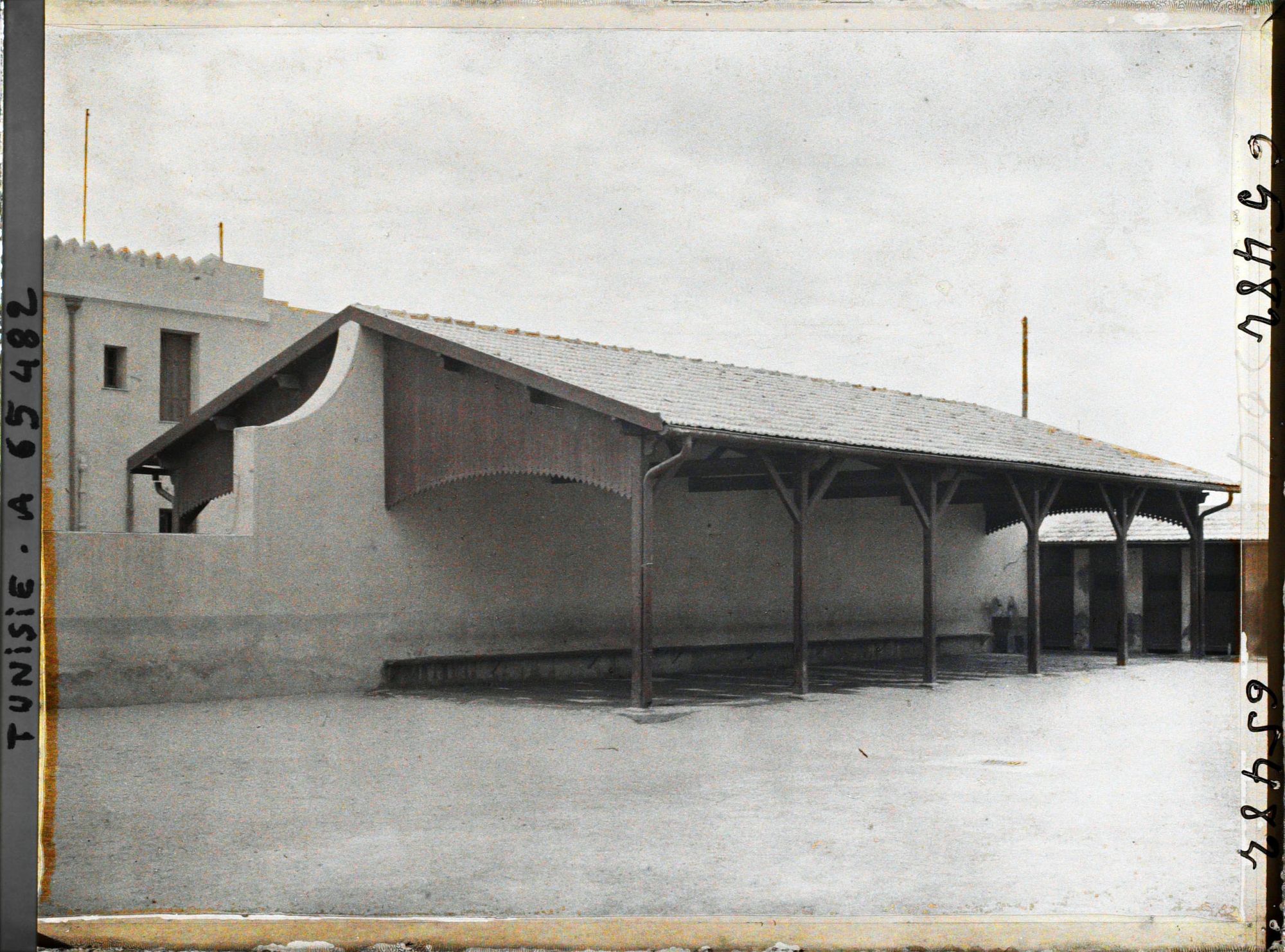 Image représentant La cour de l'école de filles du quartier de Picville