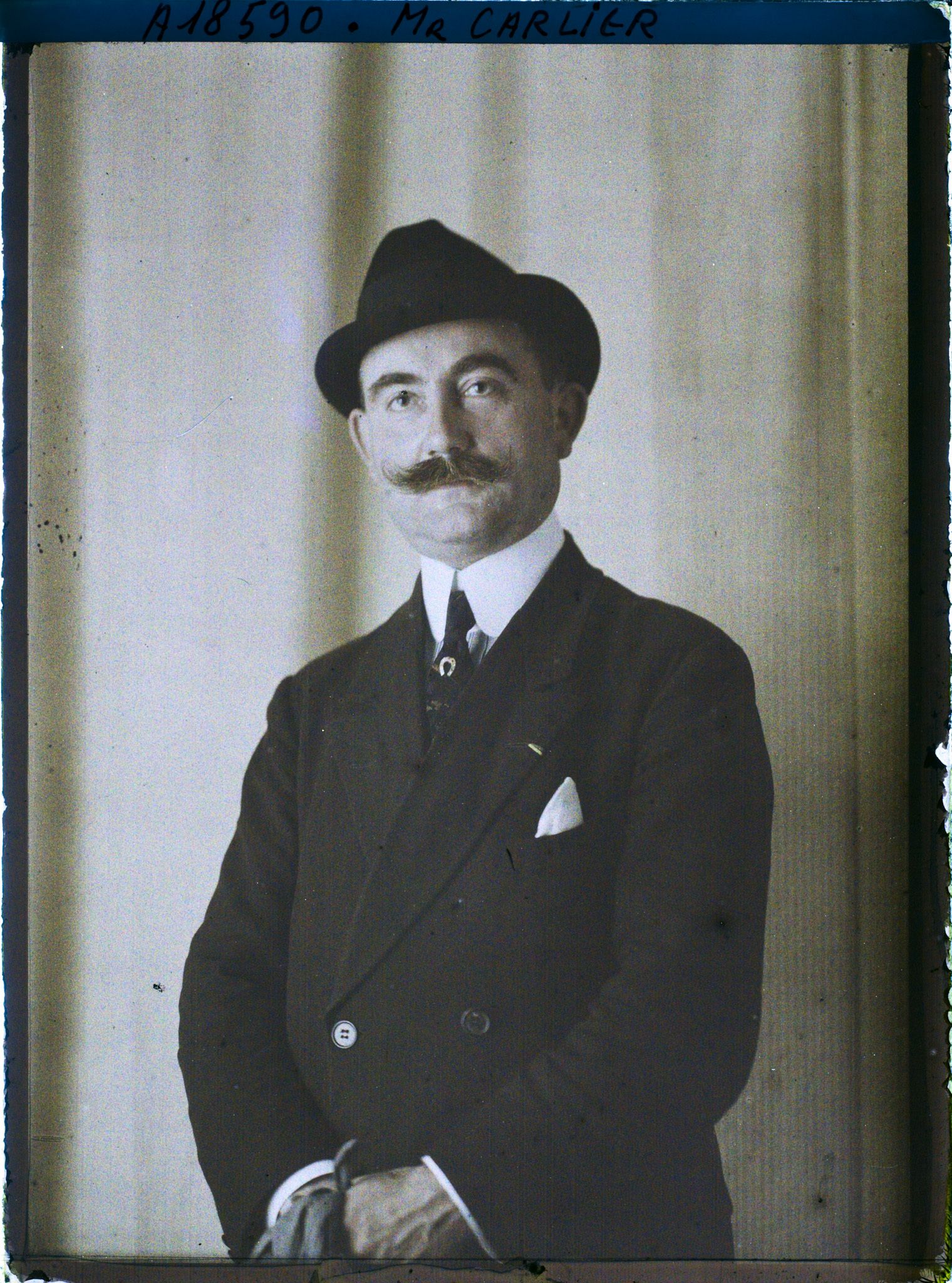 Image représentant https://musee-albert-kahn.s-museum.fr/home/NWQ2OTAwYzNmYjZlZTk1ZWQwODJmMjY4L2dlbmVyaWMtbm90aWNlLXRhYi9hdXRob3JpdHkvNjE3YTc5ZjVjZjhiODk2OGIzMzM3ZDIx/5d6900c3fb6ee95ed082f268/generic-notice-tab/authority/617a79ebcf8b8968b3336a2f Monsieur Carlier