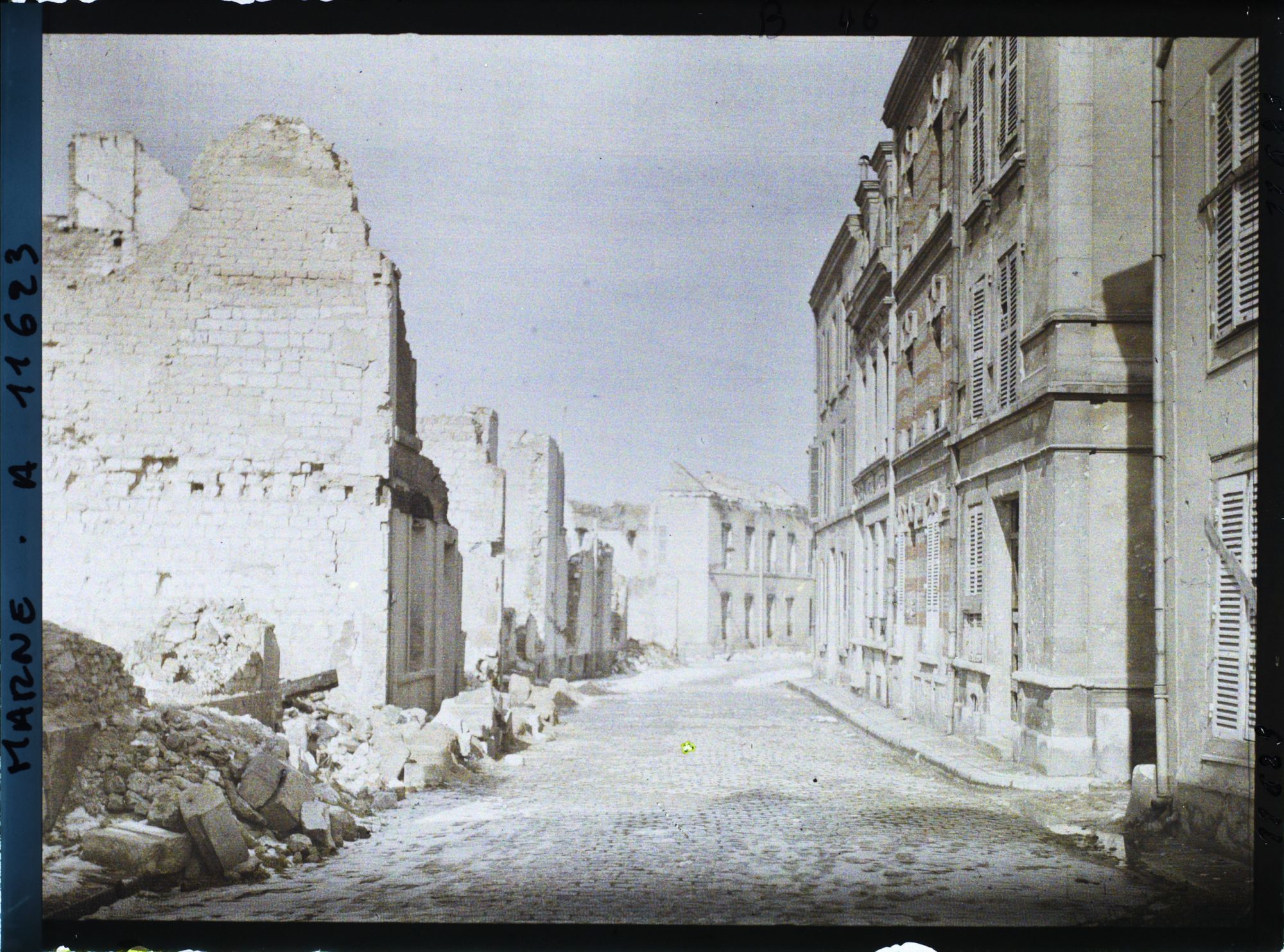 Image représentant France, Reims, Un côté de rue entièrement détruit, l'autre côté intact
