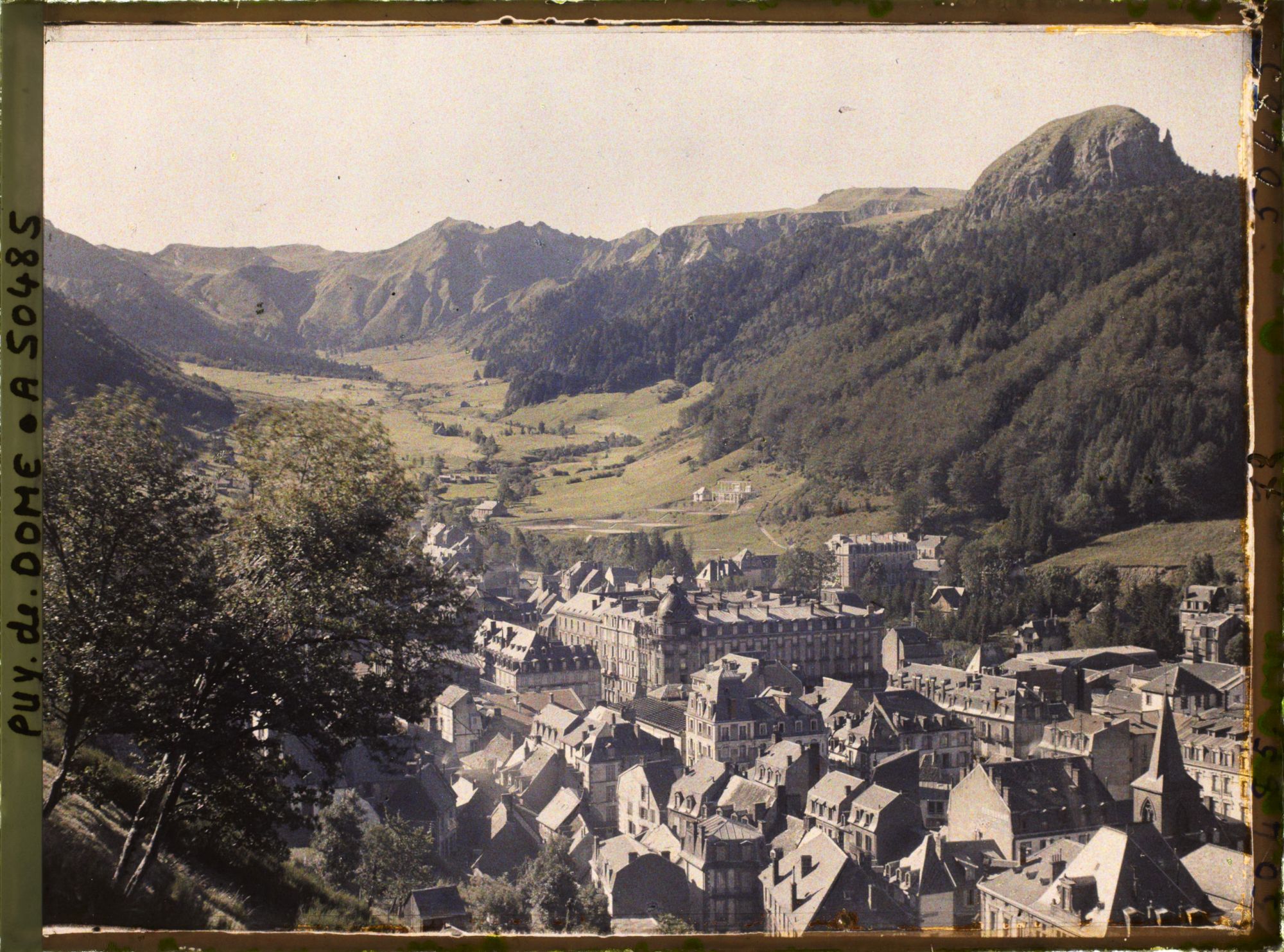 Image représentant France, Mont-Dore, Le Mont Dore et le fond de la Vallée