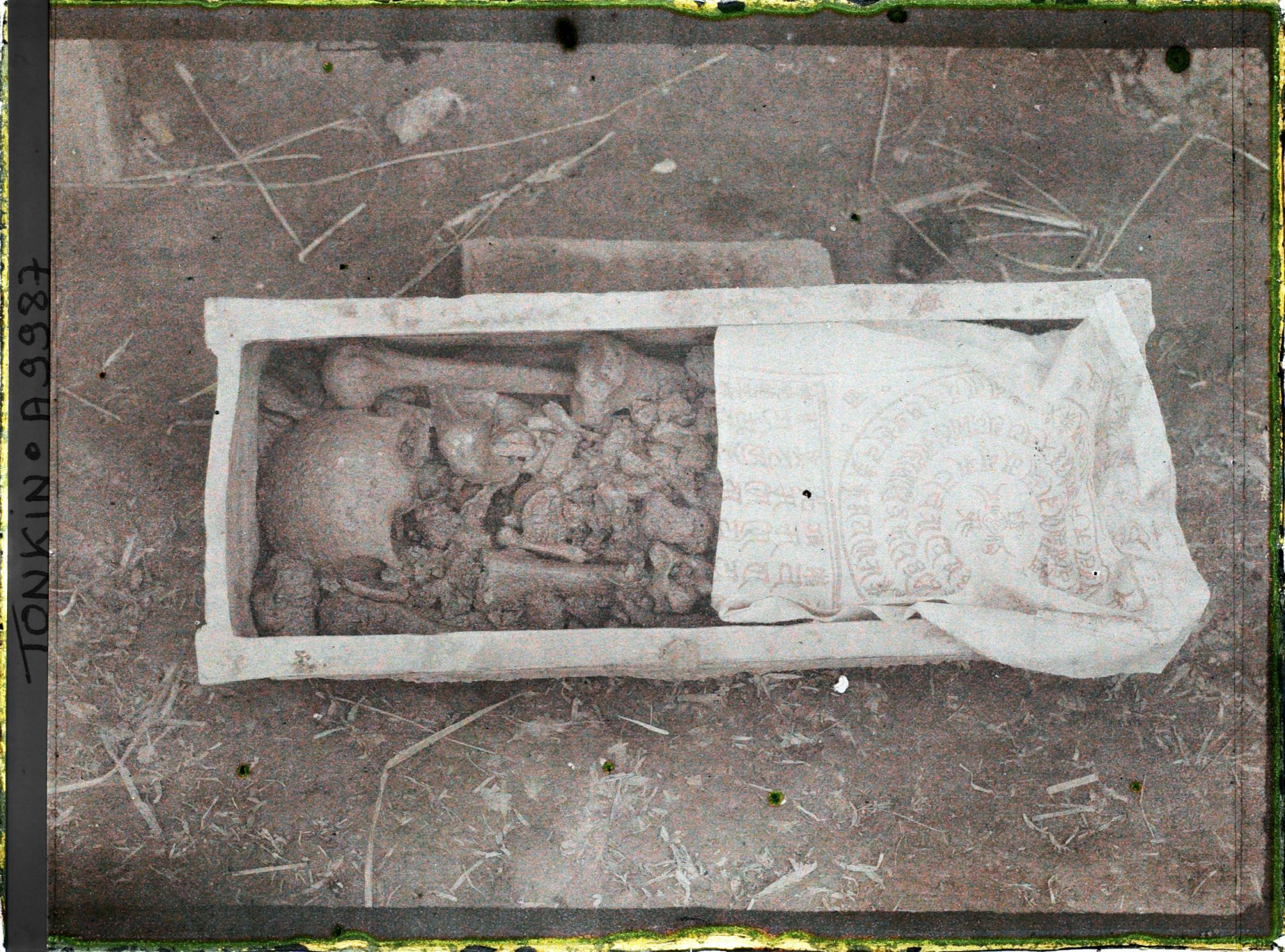 Image représentant Le cercueil en terre cuite, sans couvercle, où sont rassemblés les ossements du défunt après l'exhumation, lors d'une pratique funéraire (changement de sépulture)