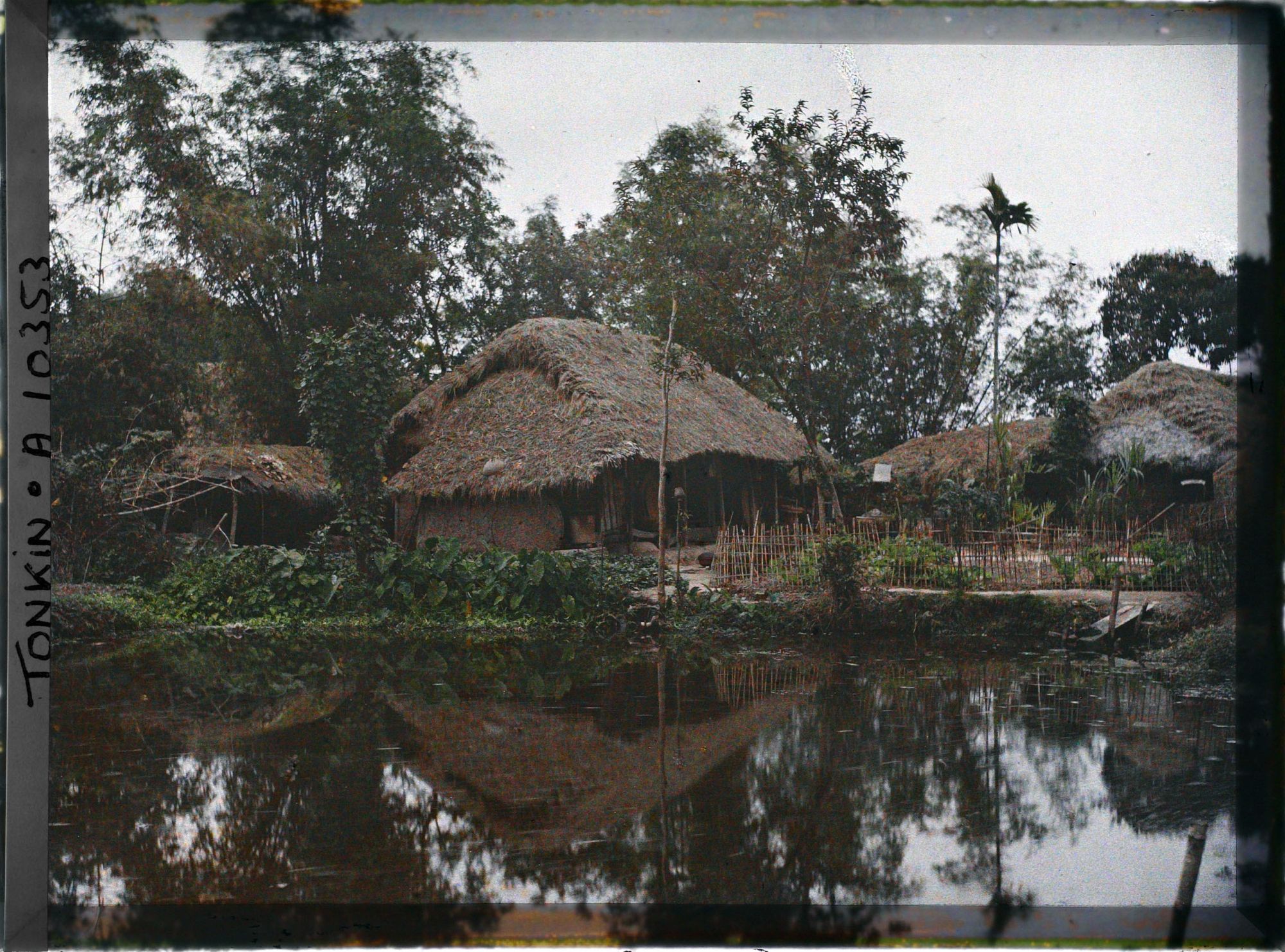 Image représentant Des maisons au bord d'une mare, dans un village