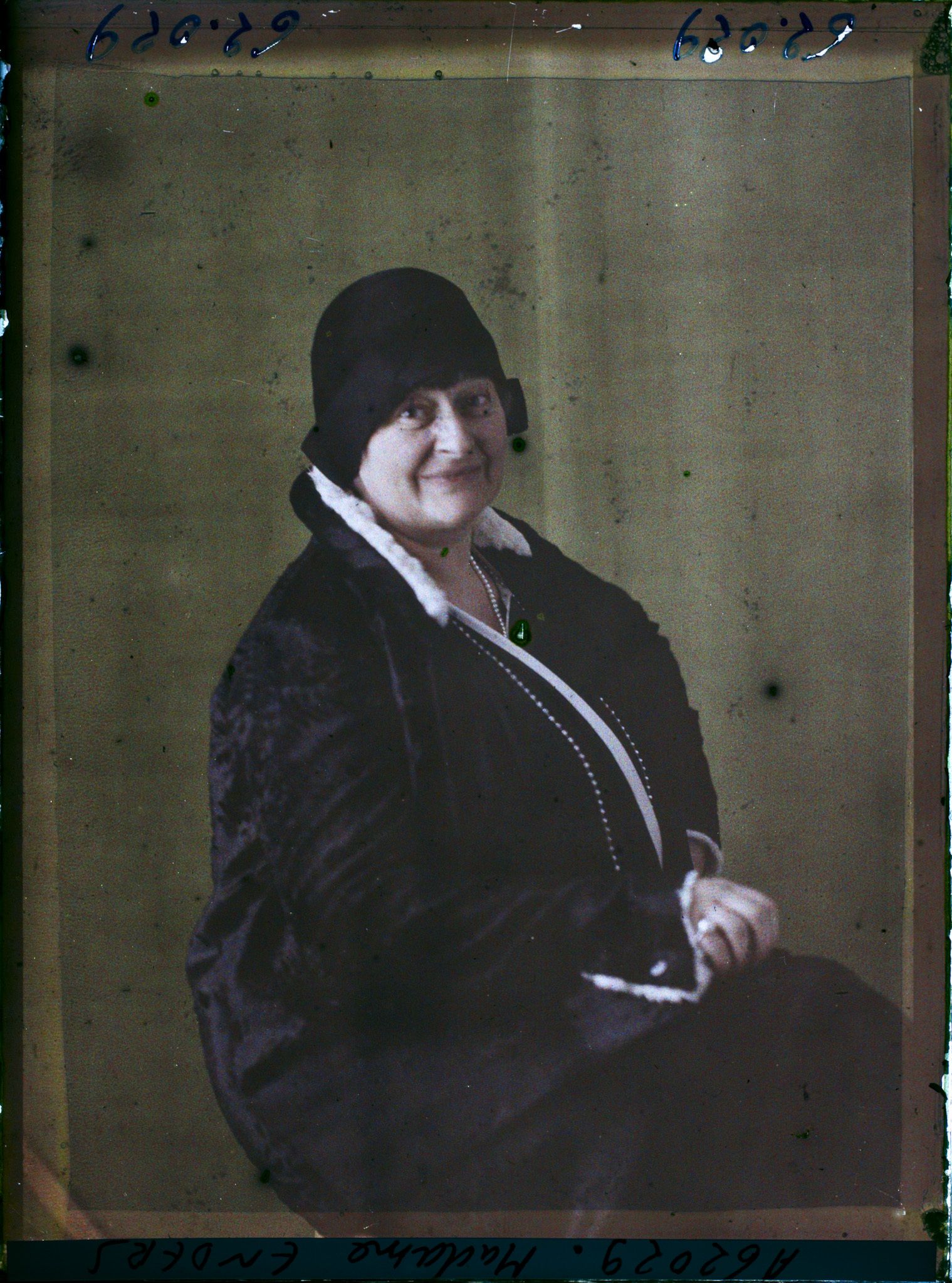 Image représentant https://musee-albert-kahn.s-museum.fr/home/NWQ2OTAwYzNmYjZlZTk1ZWQwODJmMjY4L2dlbmVyaWMtbm90aWNlLXRhYi9hdXRob3JpdHkvNjE3YTc5ZjVjZjhiODk2OGIzMzM3ZDIx/5d6900c3fb6ee95ed082f268/generic-notice-tab/authority/617a79ebcf8b8968b3336c8c Madame Enders