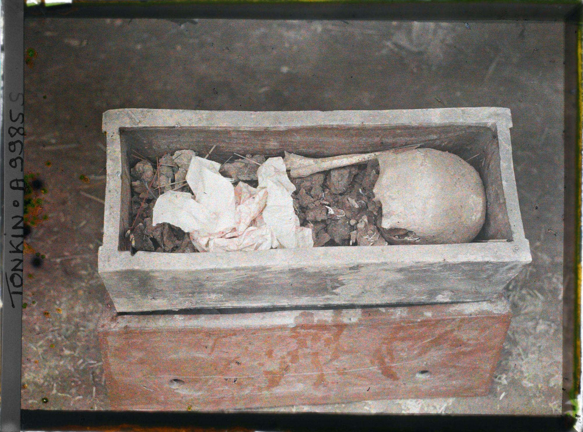 Image représentant Le cercueil en terre cuite, sans couvercle, où sont rassemblés les ossements du défunt après l'exhumation, lors d'une pratique funéraire (changement de sépulture)