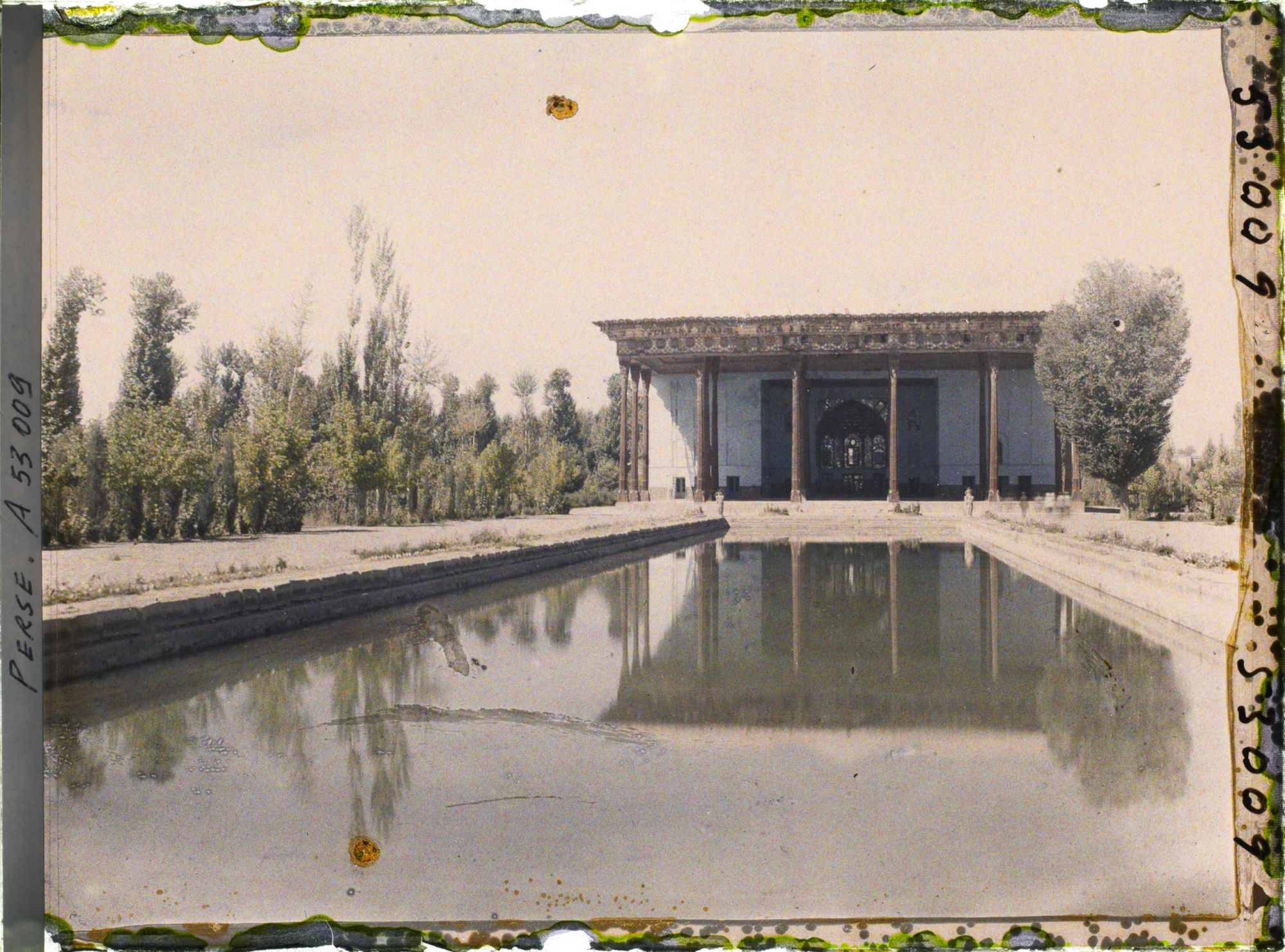 Image représentant Le Chehel Sotoun (pavillon des quarante colonnes) (1647), côté bassin