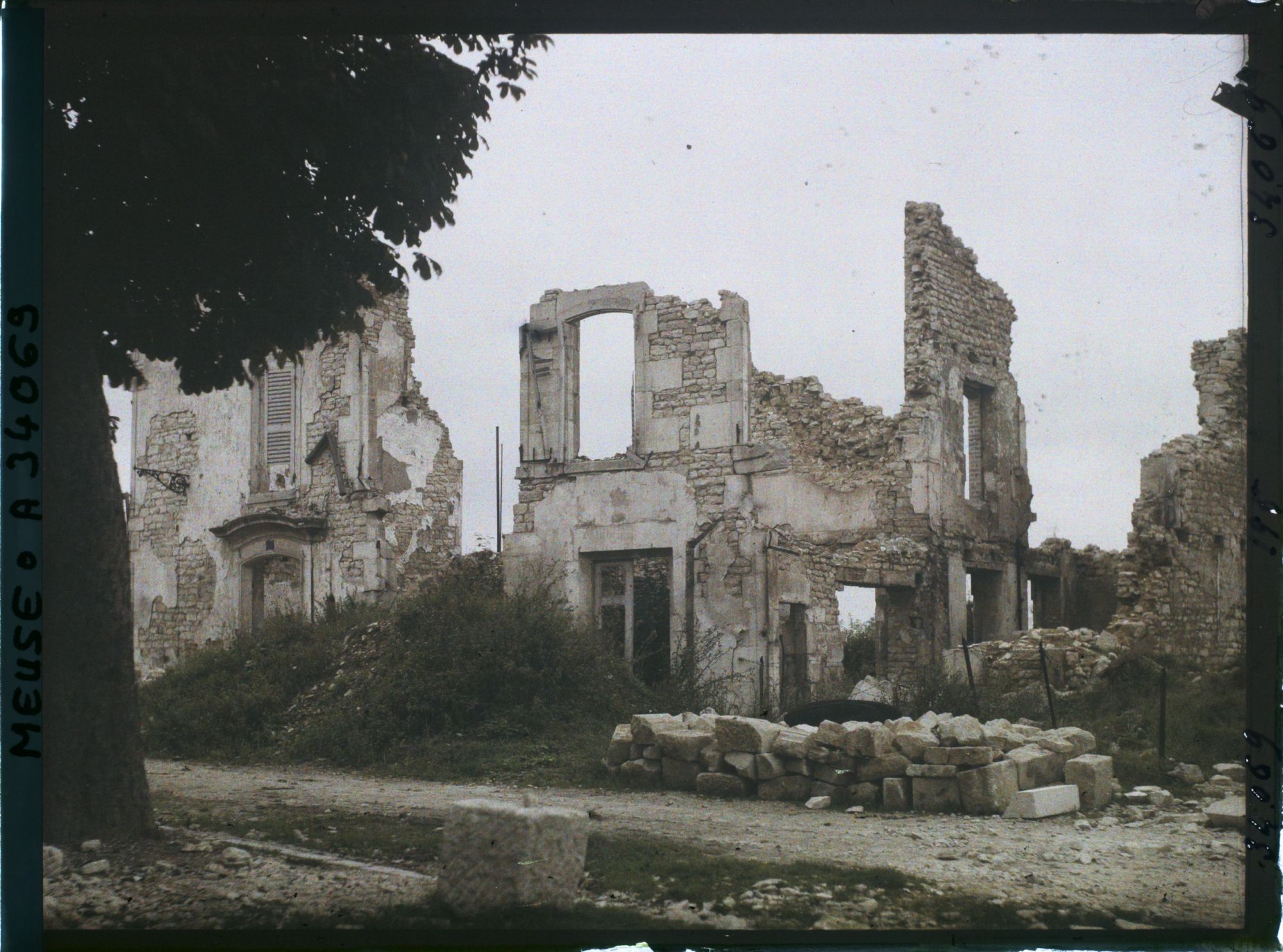Image représentant France, Verdun, Un coin de la place du Maréchal Pétain