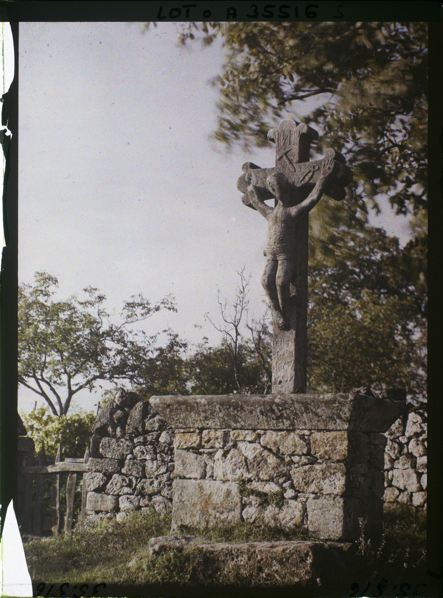 Image représentant France, Capdenac (Lot), Calvaire datant de 1667