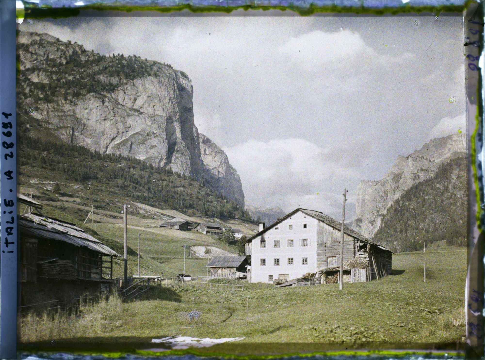 Image représentant Entrée de la Vallunga (Langental) ou Vallelunga (la longue vallée) sur les hauteurs du village