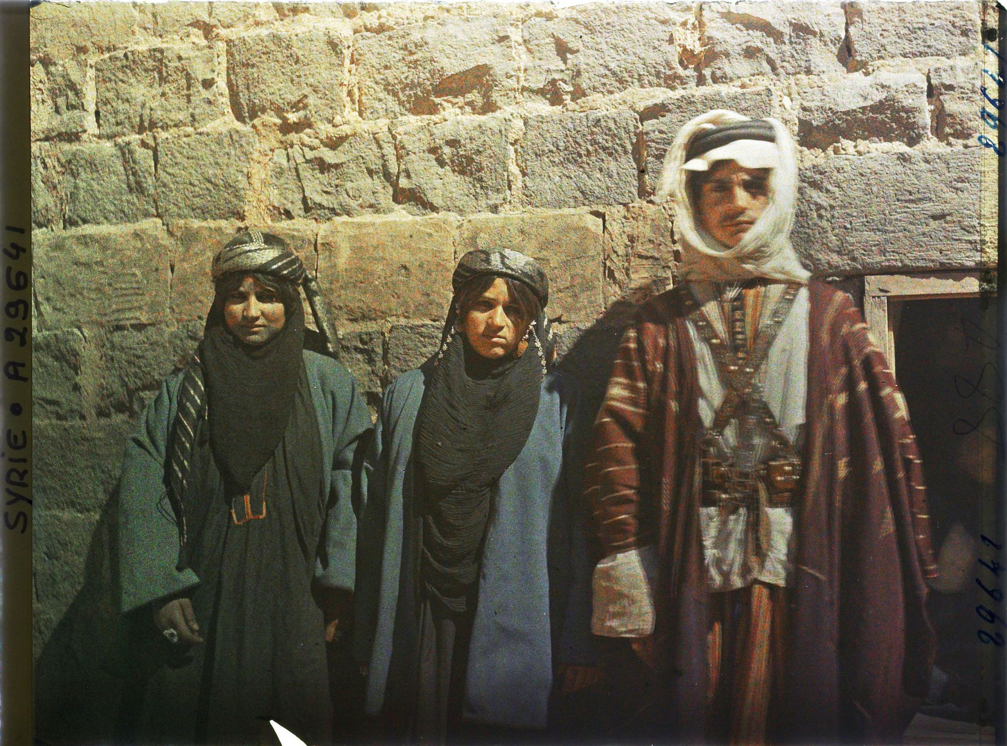Image représentant Une jeune mariée (celle de gauche ?), sa cousine et son mari (très probablement druze)