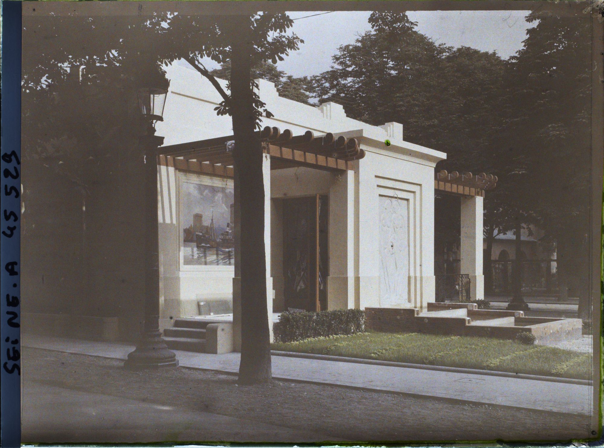 Image représentant L'Exposition des arts décoratifs, Pavillon du 7ème groupement économique régional de la Chambre de Commerce ou Pavillon de la ville de Limoges
