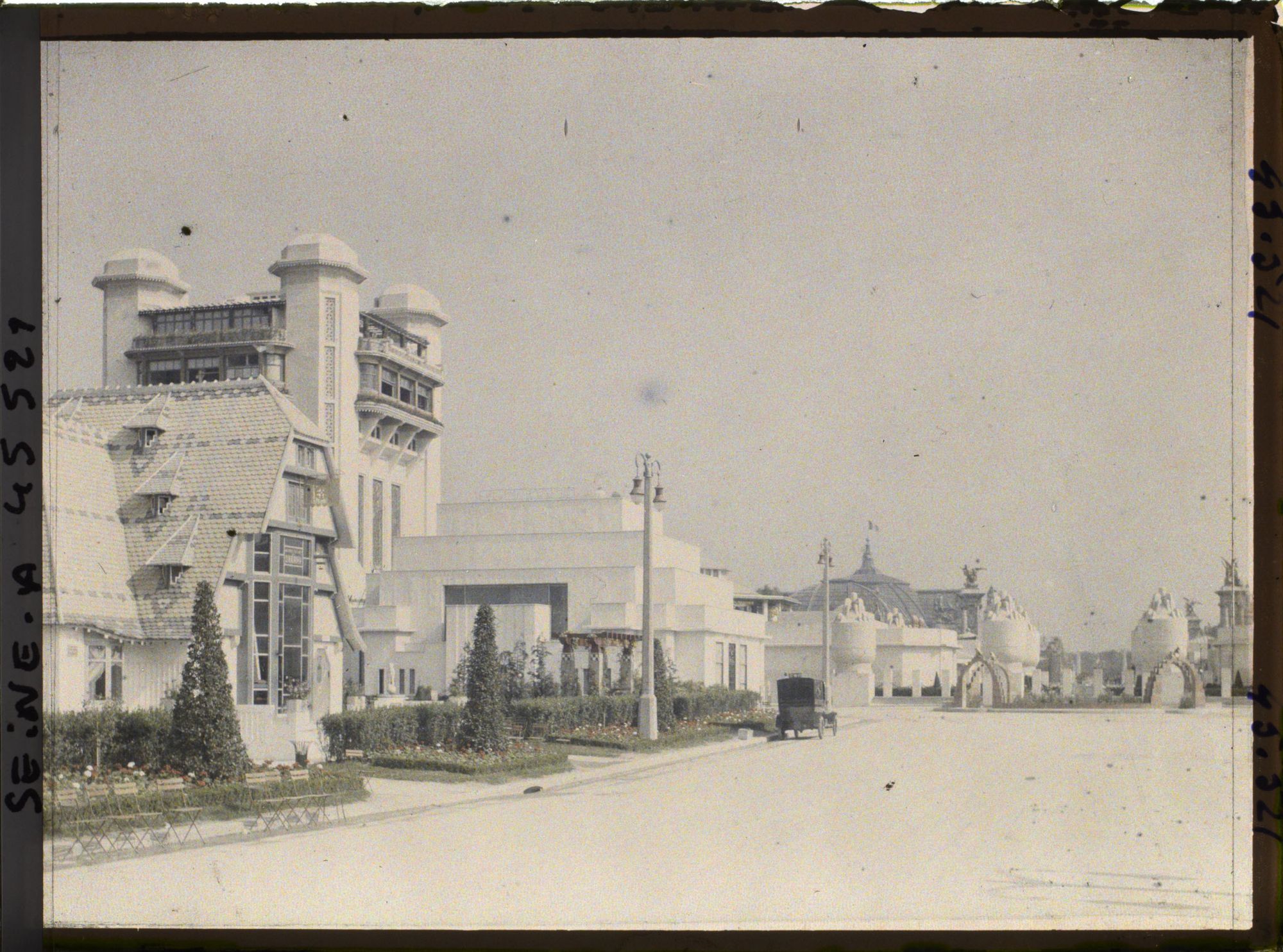 Image représentant L'Exposition des arts décoratifs, L'esplanade des Invalides. A gauche le Pavillon de Mulhouse, le Jardin de Vacherot et Riousse et l'Hôtel du Collectionneur