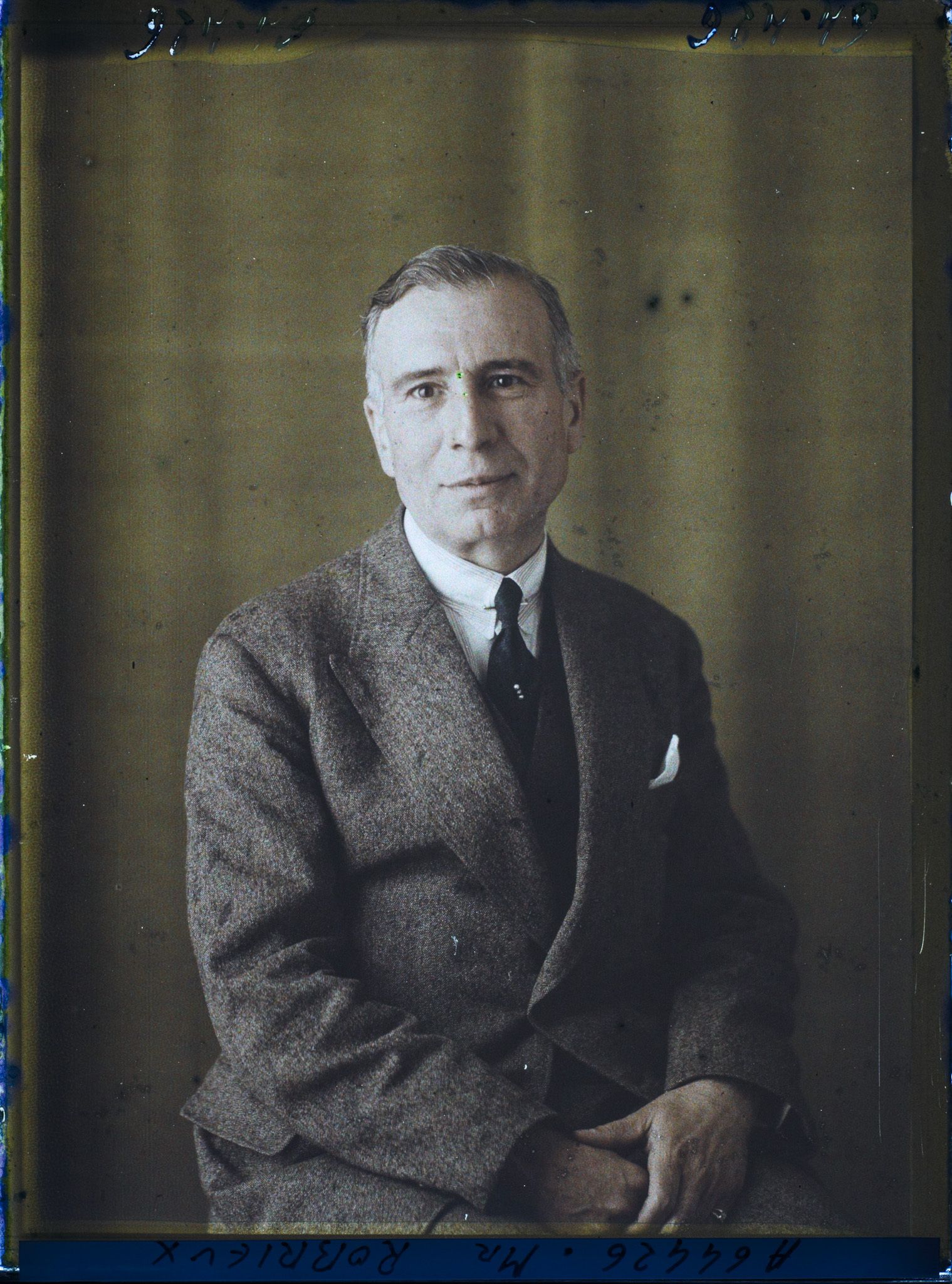 Image représentant https://musee-albert-kahn.s-museum.fr/home/NWQ2OTAwYzNmYjZlZTk1ZWQwODJmMjY4L2dlbmVyaWMtbm90aWNlLXRhYi9hdXRob3JpdHkvNjE3YTc5ZjVjZjhiODk2OGIzMzM3ZDIx/5d6900c3fb6ee95ed082f268/generic-notice-tab/authority/617a79ebcf8b8968b333767c Monsieur Robrieux