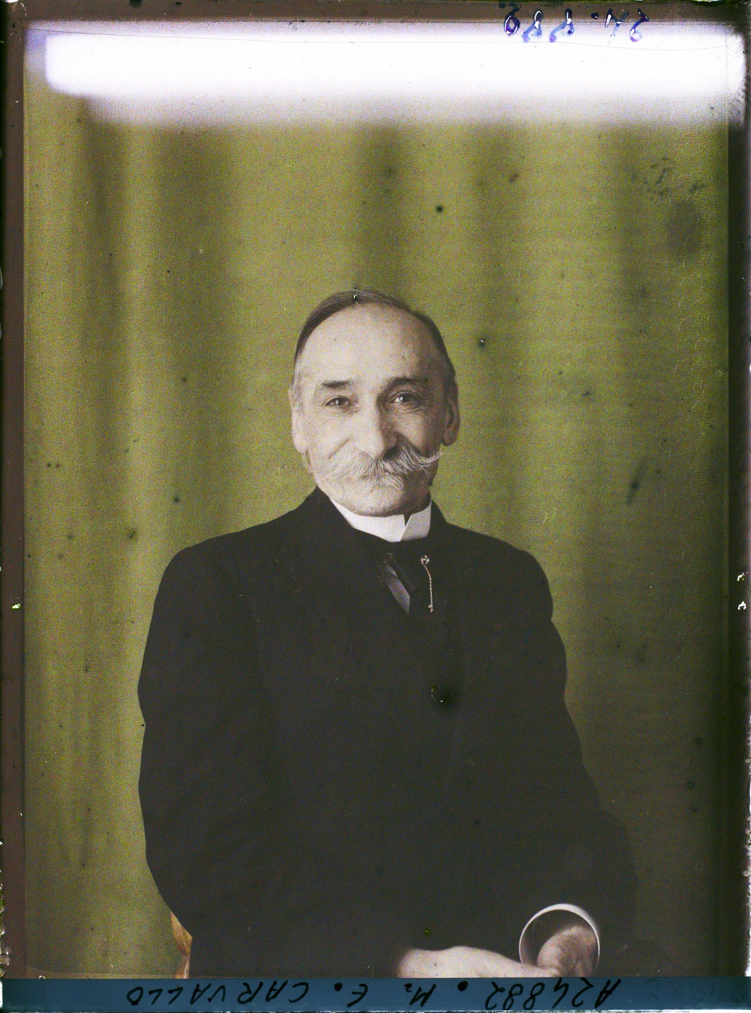 Image représentant Monsieur  https://musee-albert-kahn.s-museum.fr/home/NWQ2OTAwYzNmYjZlZTk1ZWQwODJmMjY4L2dlbmVyaWMtbm90aWNlLXRhYi9hdXRob3JpdHkvNjE3YTc5ZjVjZjhiODk2OGIzMzM3ZDIx/5d6900c3fb6ee95ed082f268/generic-notice-tab/authority/617a79ebcf8b8968b3336a3c Joachim Carvallo