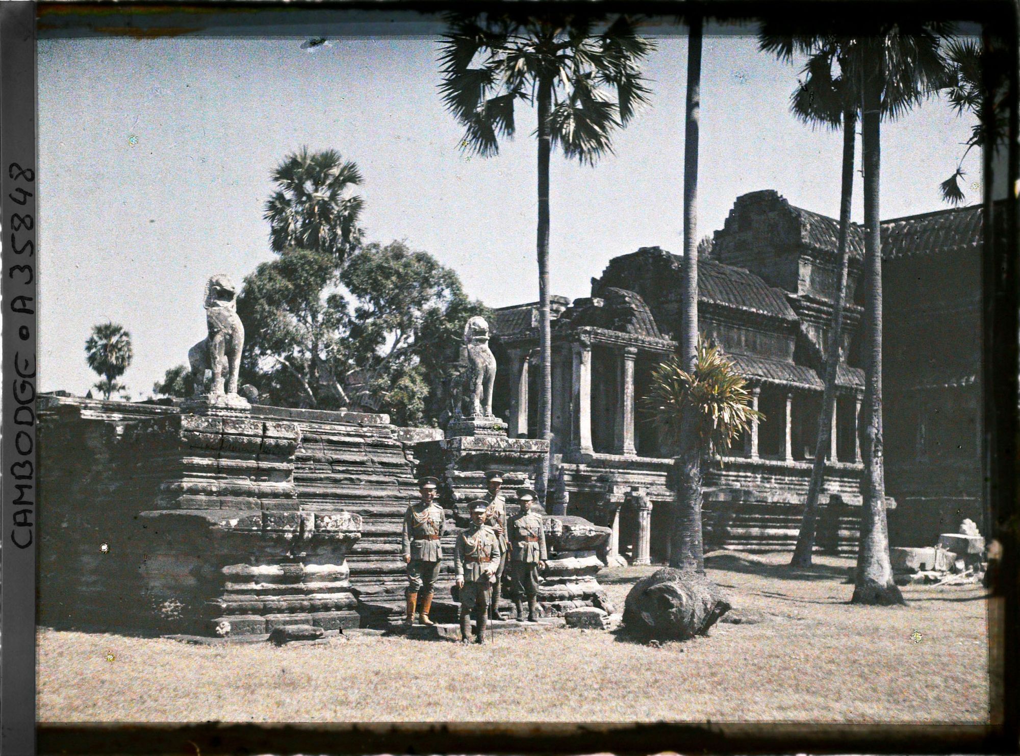 Image représentant Le prince Paribatra Nakhorn Sawan, un des fils du roi de Siam Rama V, et trois officiers de sa suite
