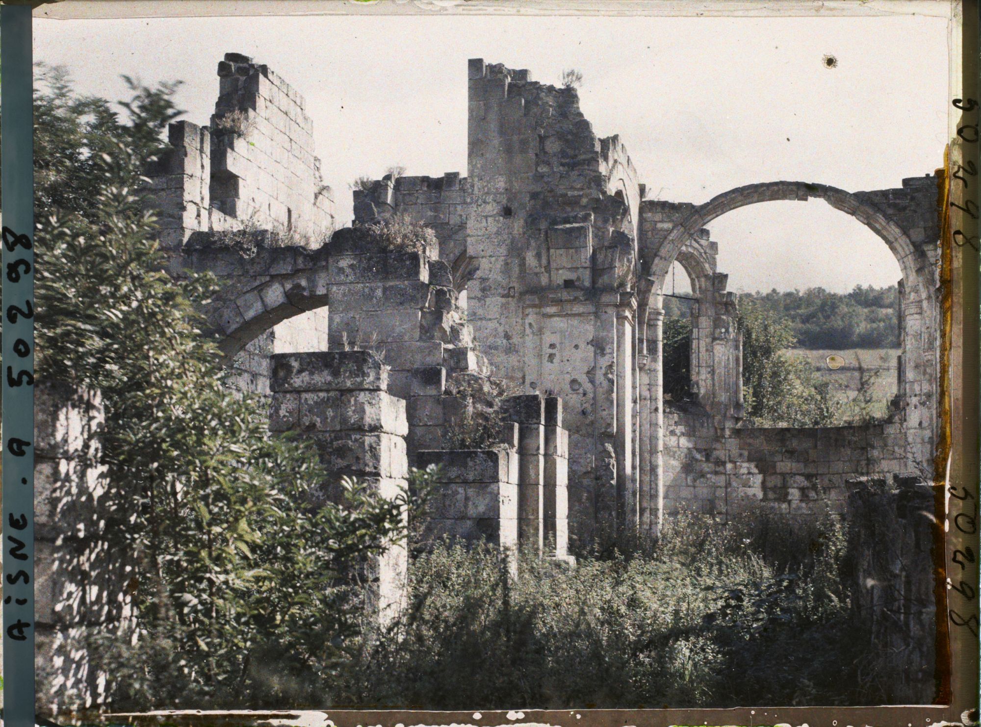 Image représentant France, Chivres, Intérieur des ruines de l'Eglise
