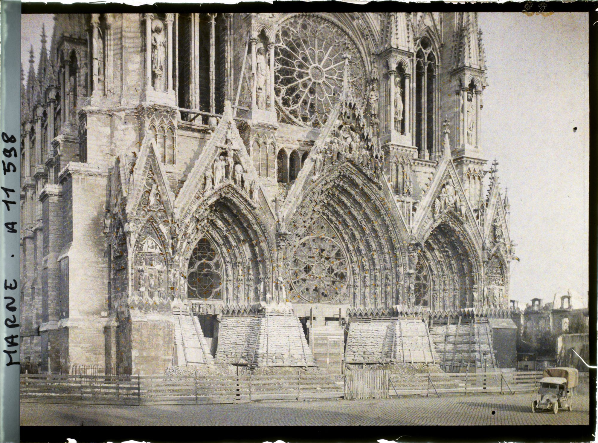 Image représentant Les trois porches de la façade occidentale de la cathédrale