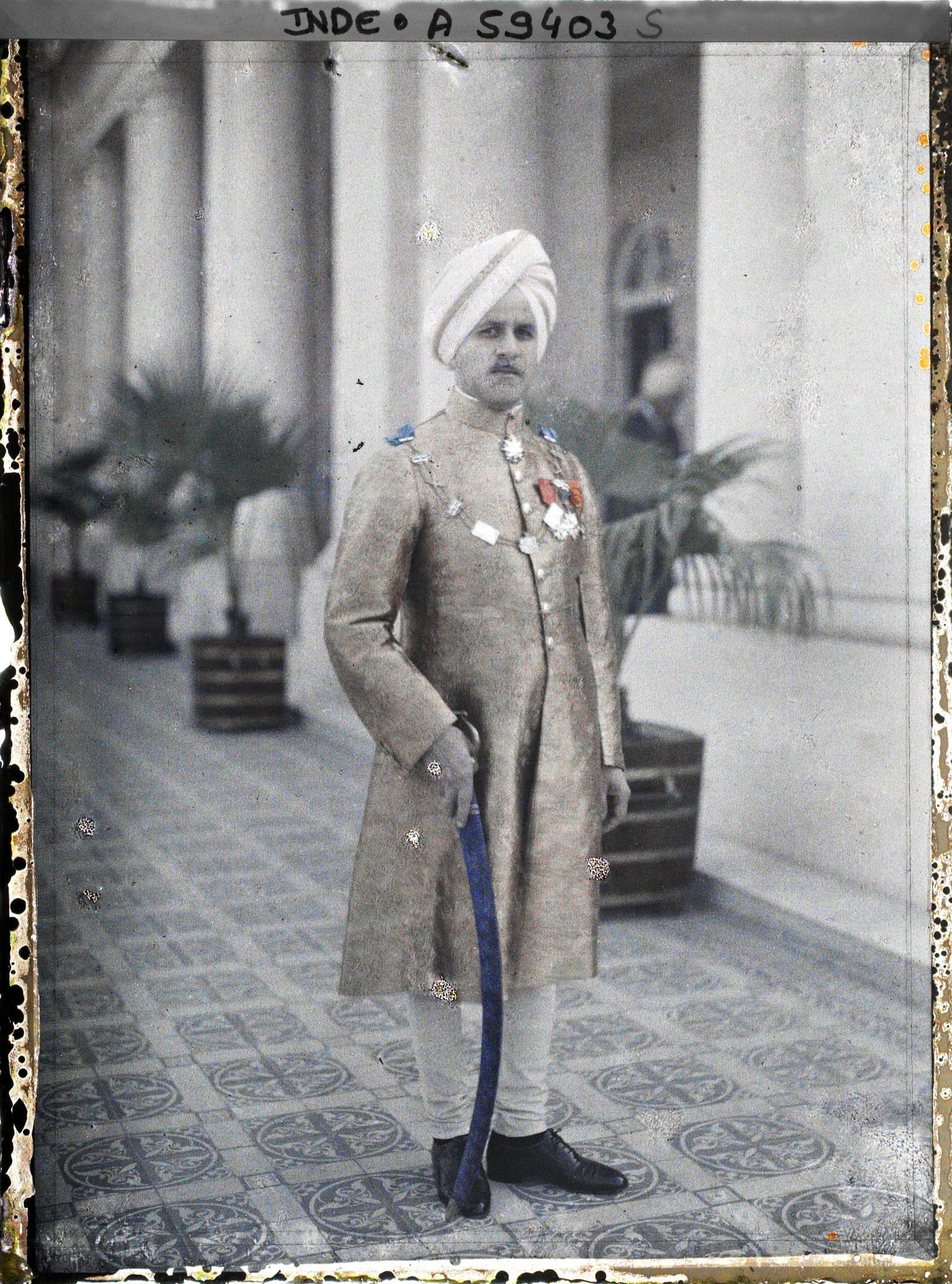 Image représentant Portrait en pied de Muhabbat Ray, secrétaire privé du maharajah et secrétaire aux affaires militaires