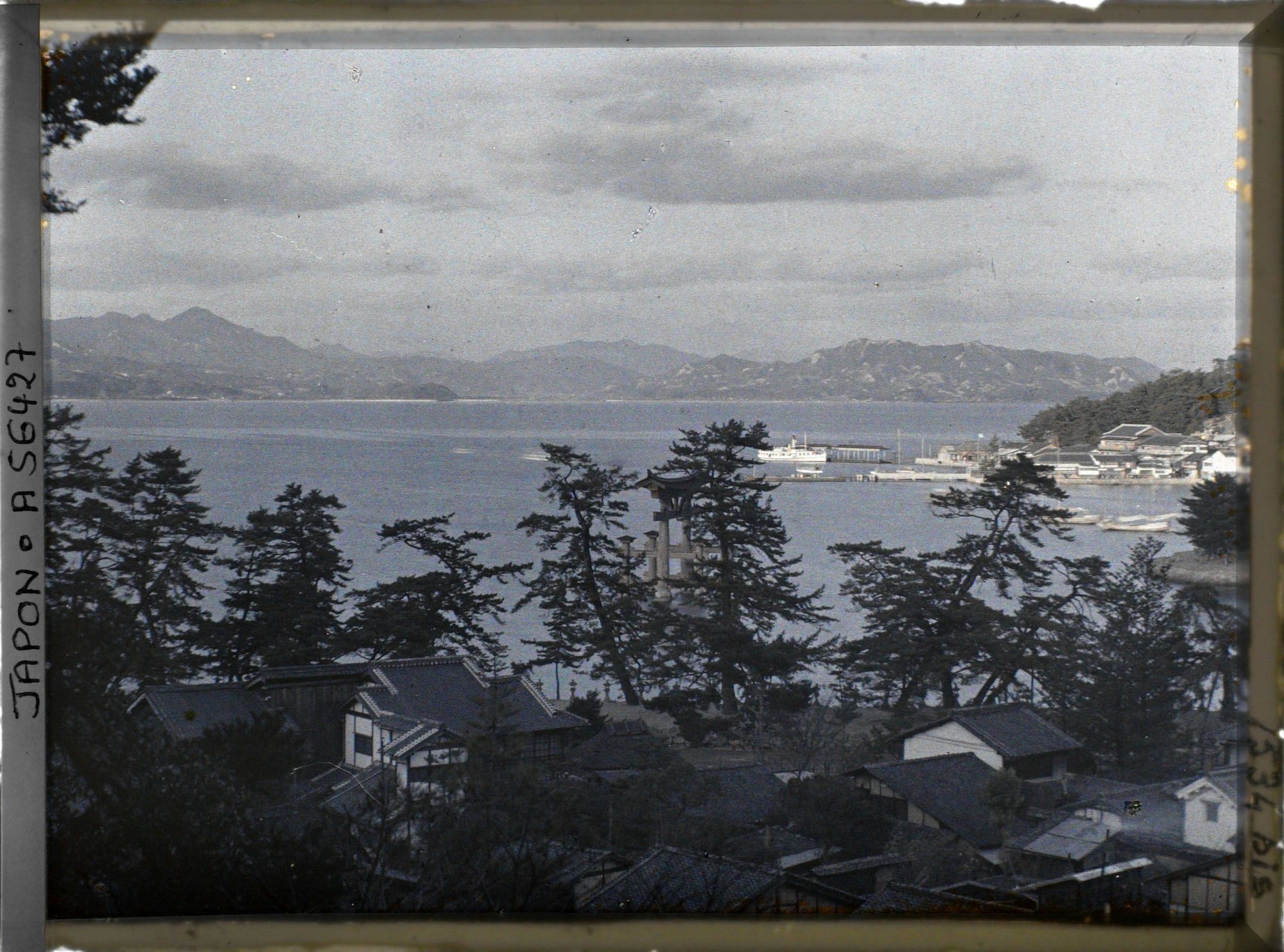 Image représentant Le détroit d'Ôno-Seto et le littoral vus depuis l'île
