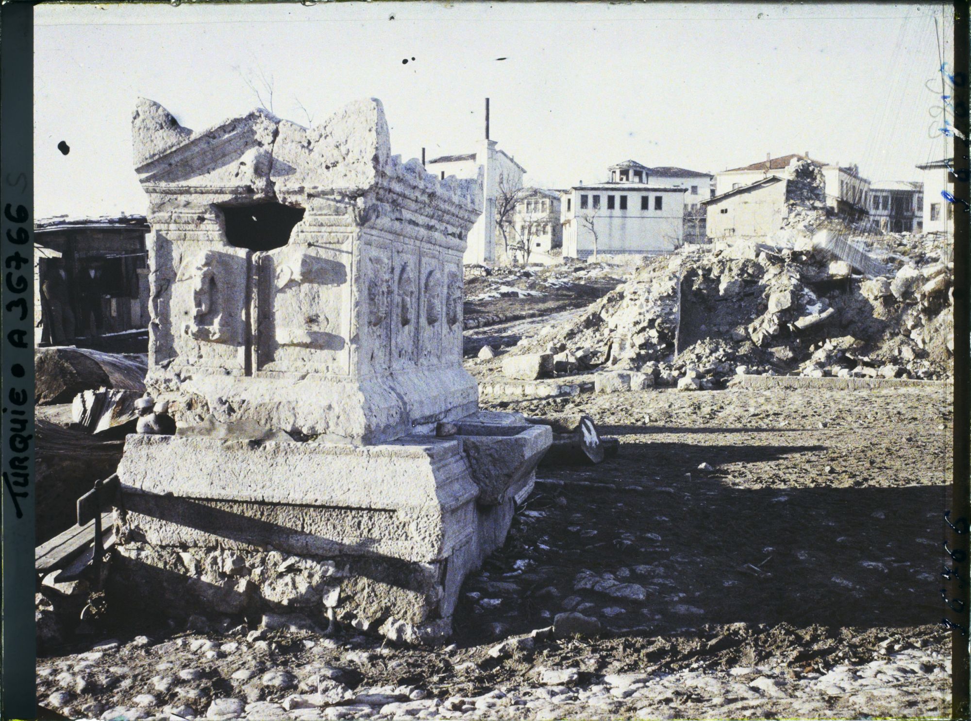Image représentant Turquie, Biledjik, L'Ancienne place du Bazar et Sarcophage