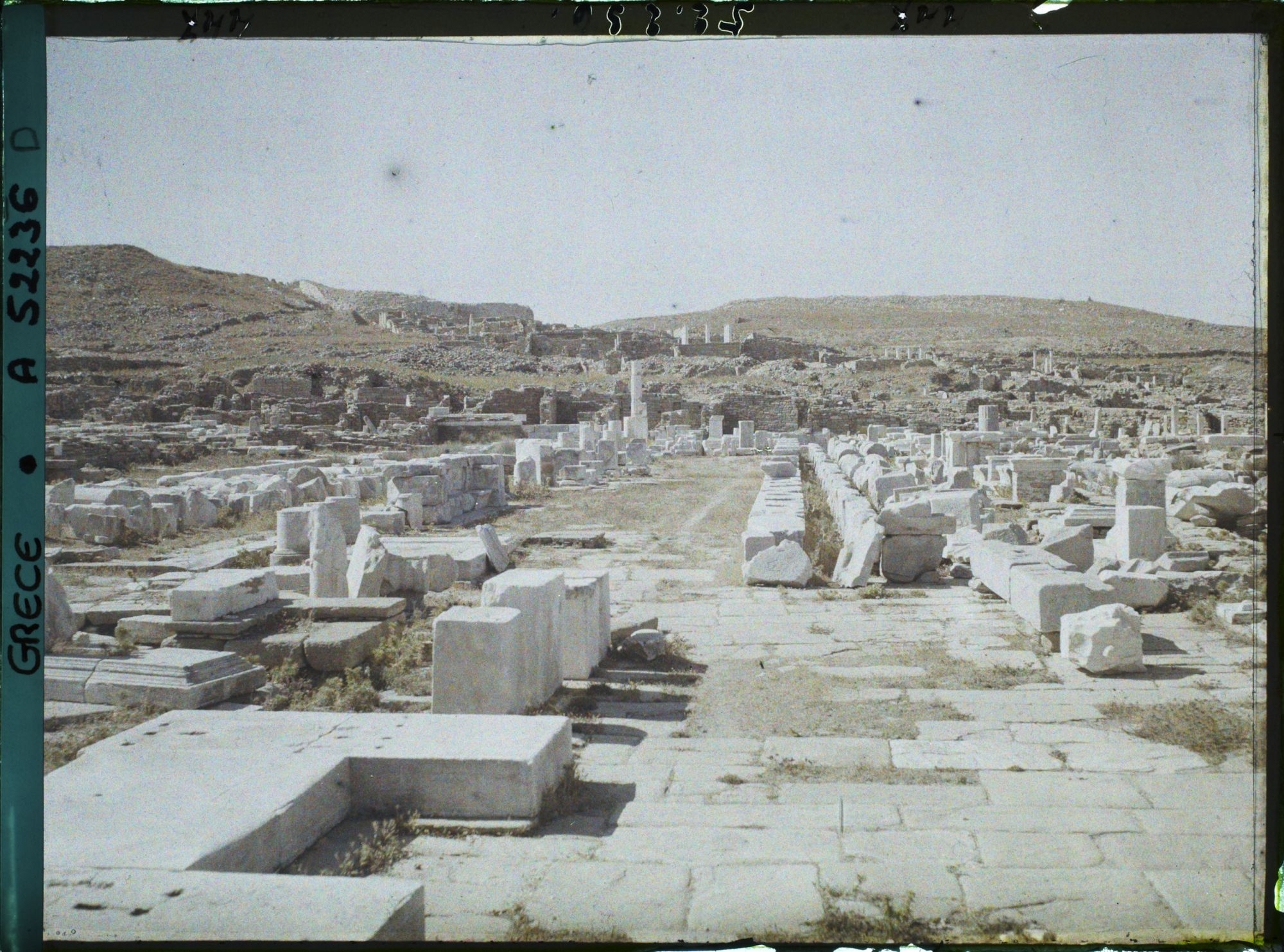 Image représentant Grèce, Delos, L'Avenue des Processions, à droite, le Portique de Philippe V