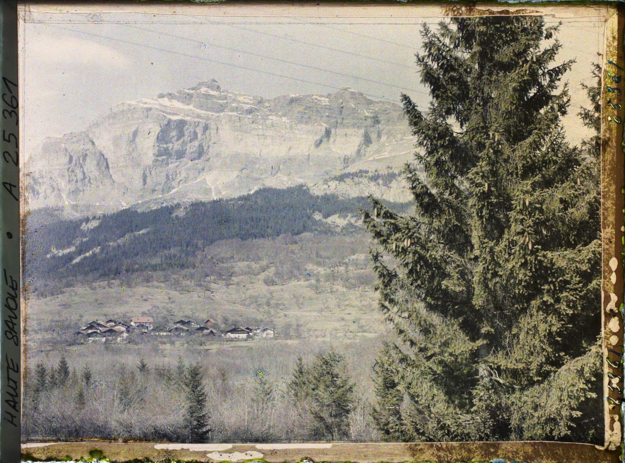 Image représentant France Les Alpes, Vallée de Chamonix ; La Chaîne des Fiz et le Village du Vieux Servoz