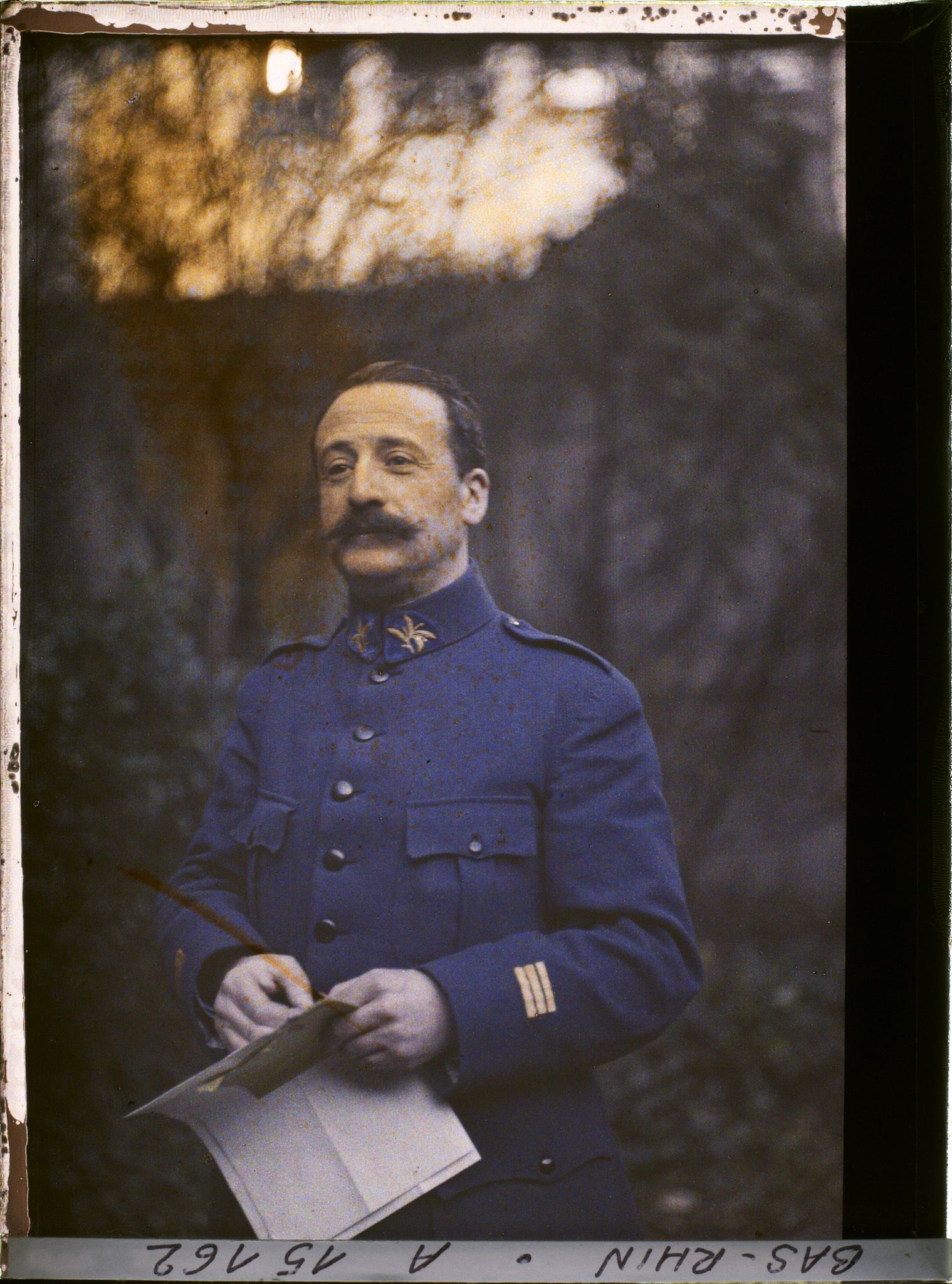 Image représentant France, Strasbourg, Le Capitaine Delahache, Secrétre Gal du Bas Rhin, dans la Cour du Bezistes prœsidium (offert)