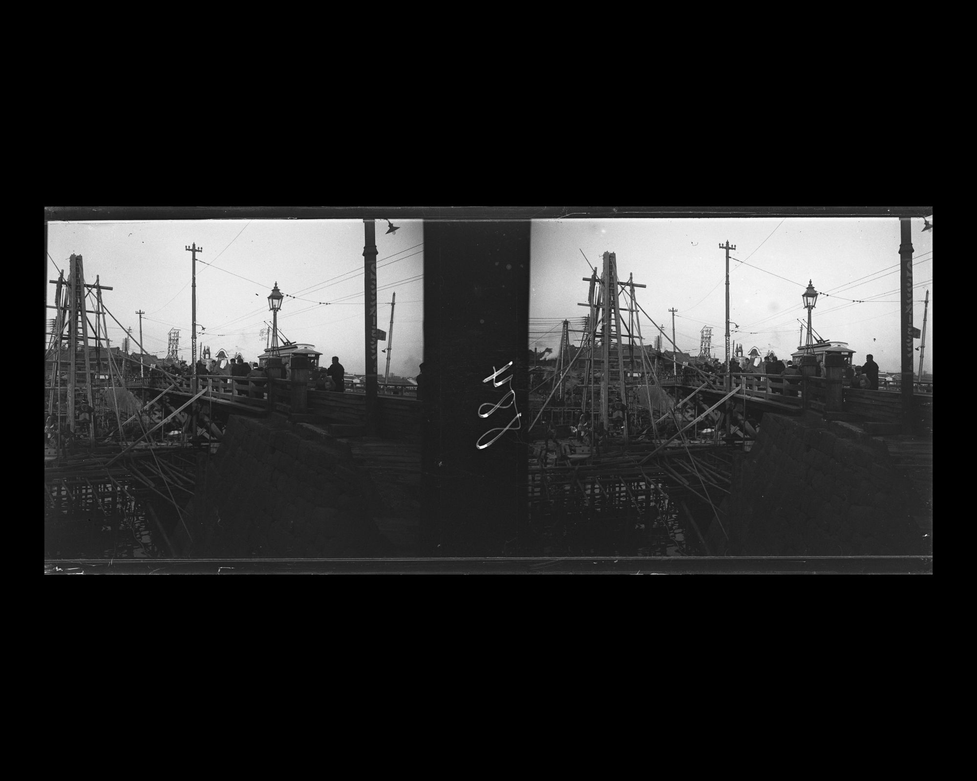 Image représentant Un pont (Shinbashi ou Nihonbashi?) au dessus d'un canal