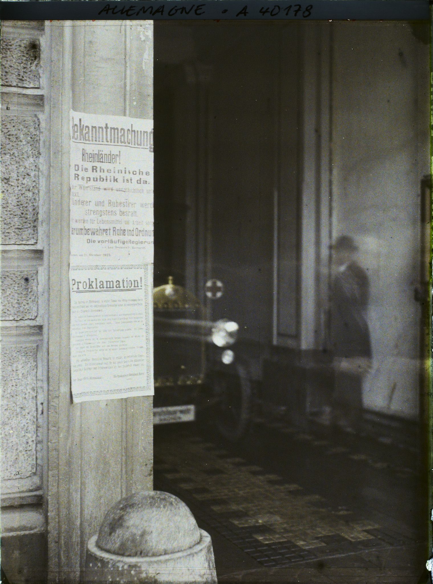 Image représentant Prusse, Aix-la-Chapelle, Hôtel de la Régence, affiche dans l'entrée