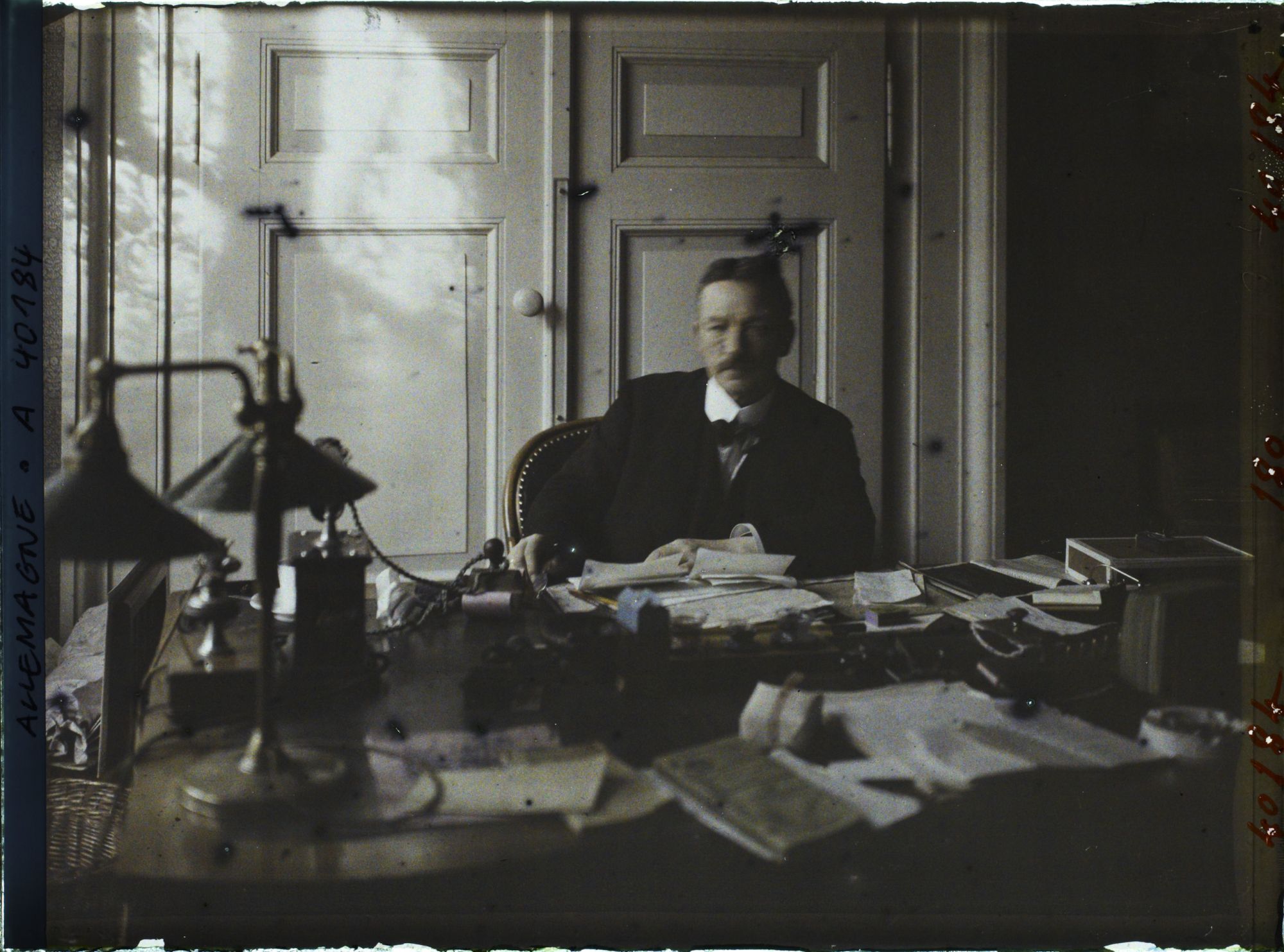 Image représentant Prusse, Aix-la-Chapelle, Mr Deckers à son bureau