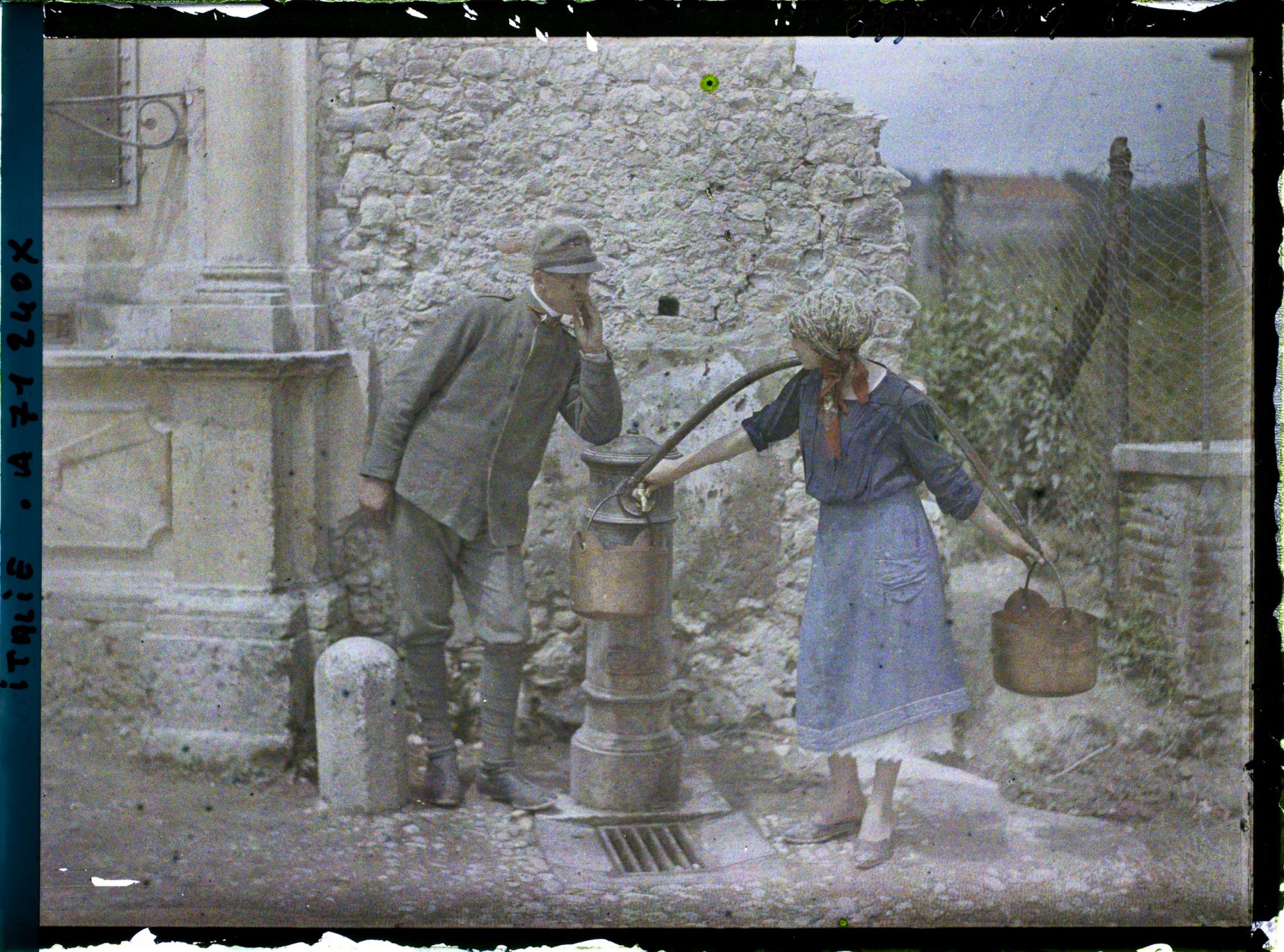 Image représentant Jeune femme à la fontaine avec soldat
