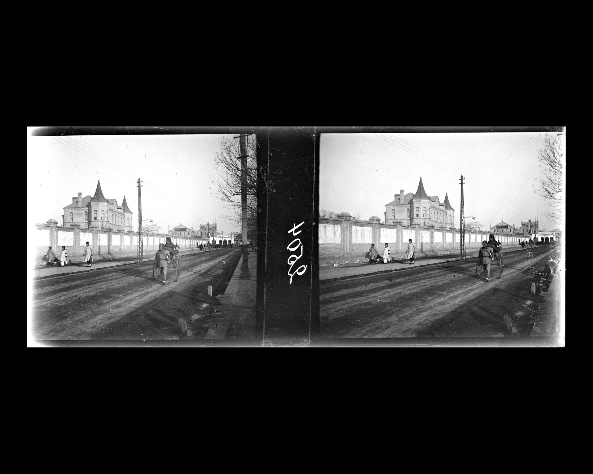Image représentant La rue des Légations bordée à gauche par l'hôpital méthodiste Hopkins Memorial Hospital