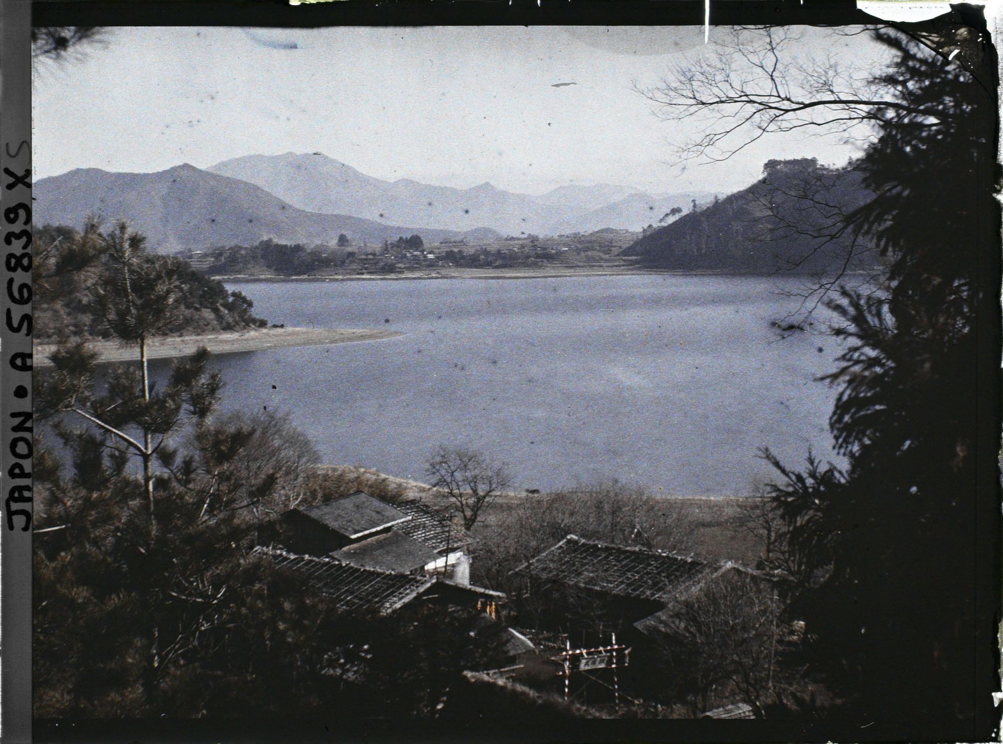 Image représentant Le lac de l'Ouest (Sai-ko) et le village de Nenba, près du mont Fuji