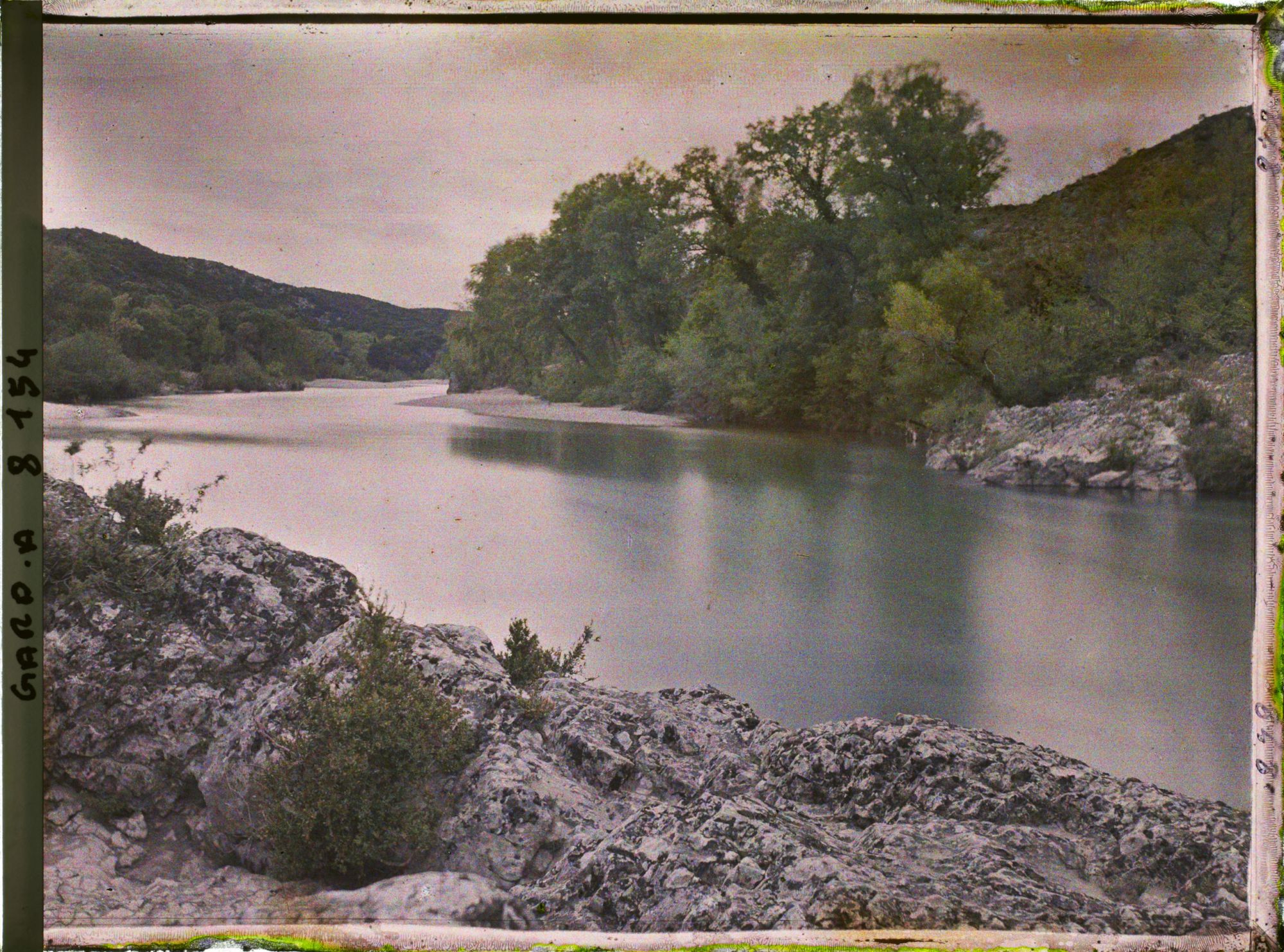 Image représentant Vue en amont sur le Gard