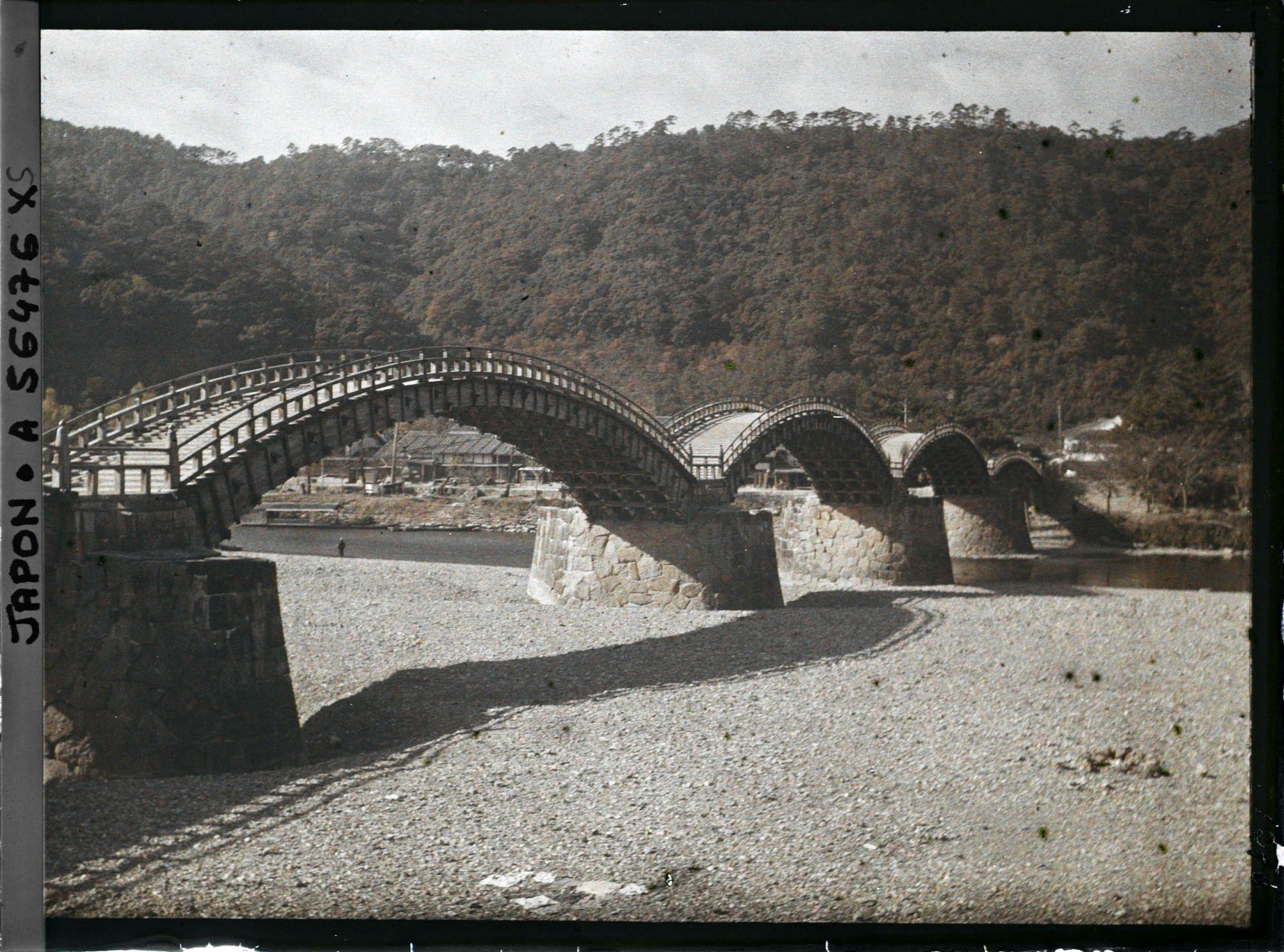 Image représentant le Kintaikyo-bashi (pont de l'écharpe de brocart), sur la rivière Nishikigawa