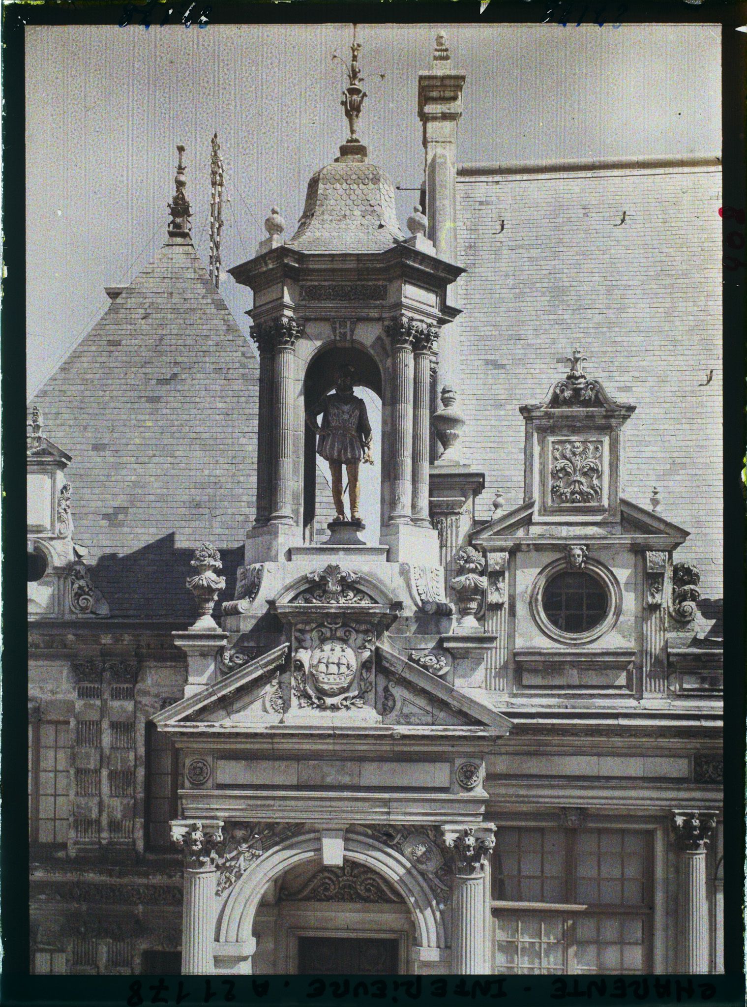 Image représentant La statue d'Henri IV, Le campanile de l'Hôtel de Ville