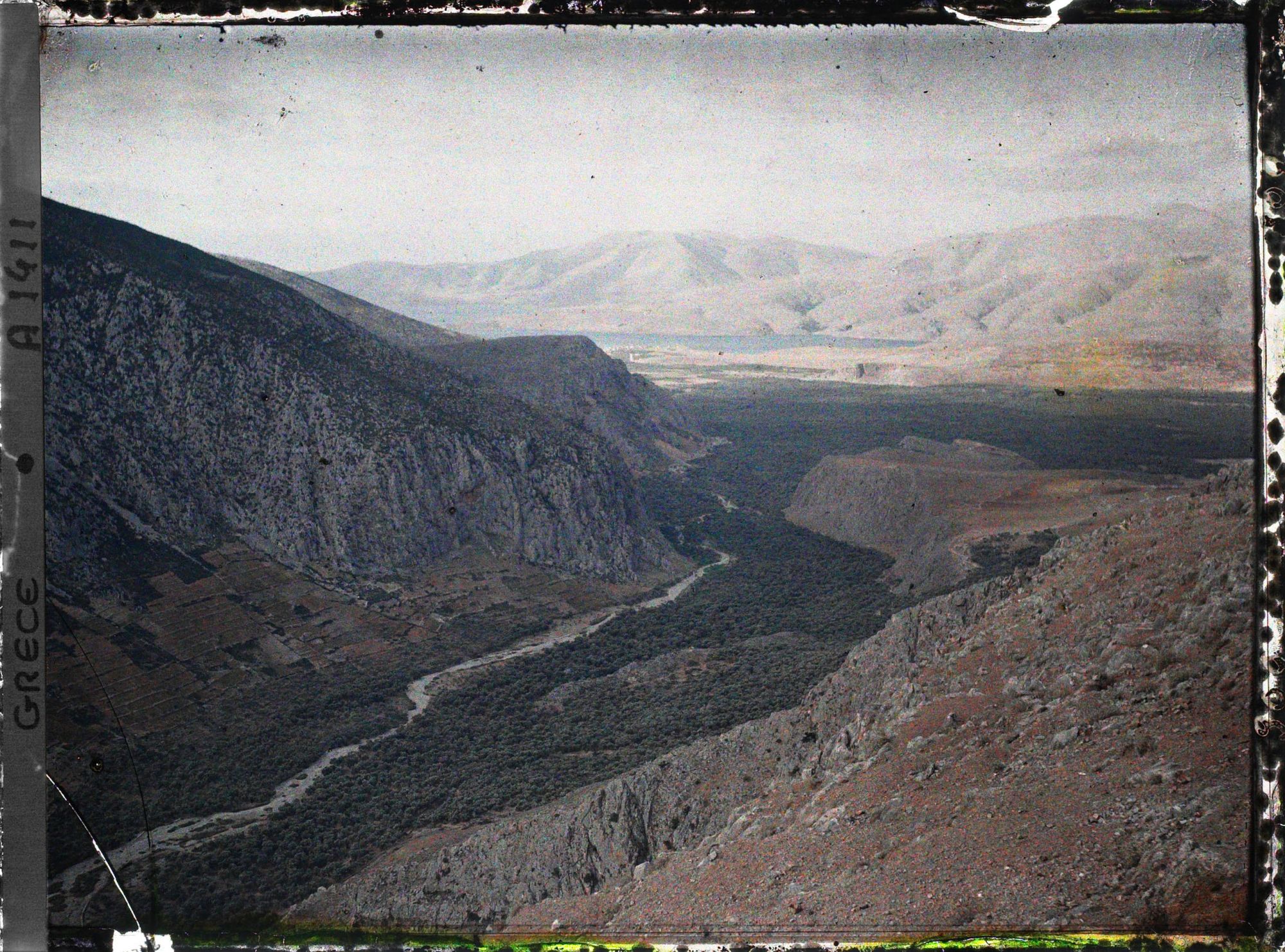 Image représentant Vue prise du site de Delphes sur la vallée du Pleistos vers (au fond) la baie d'Itea