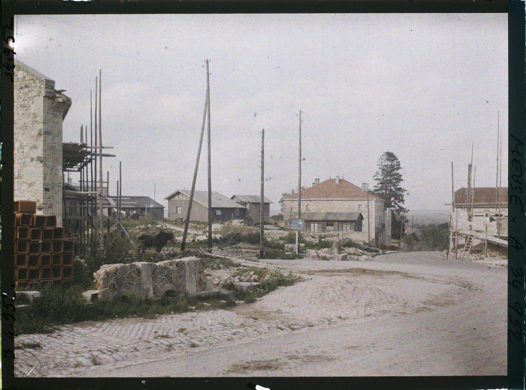 Image représentant France, Clermont en Argonne, Reconstruction au Carrefour des routes de Varennes à Verdun et route de Ste Ménehould