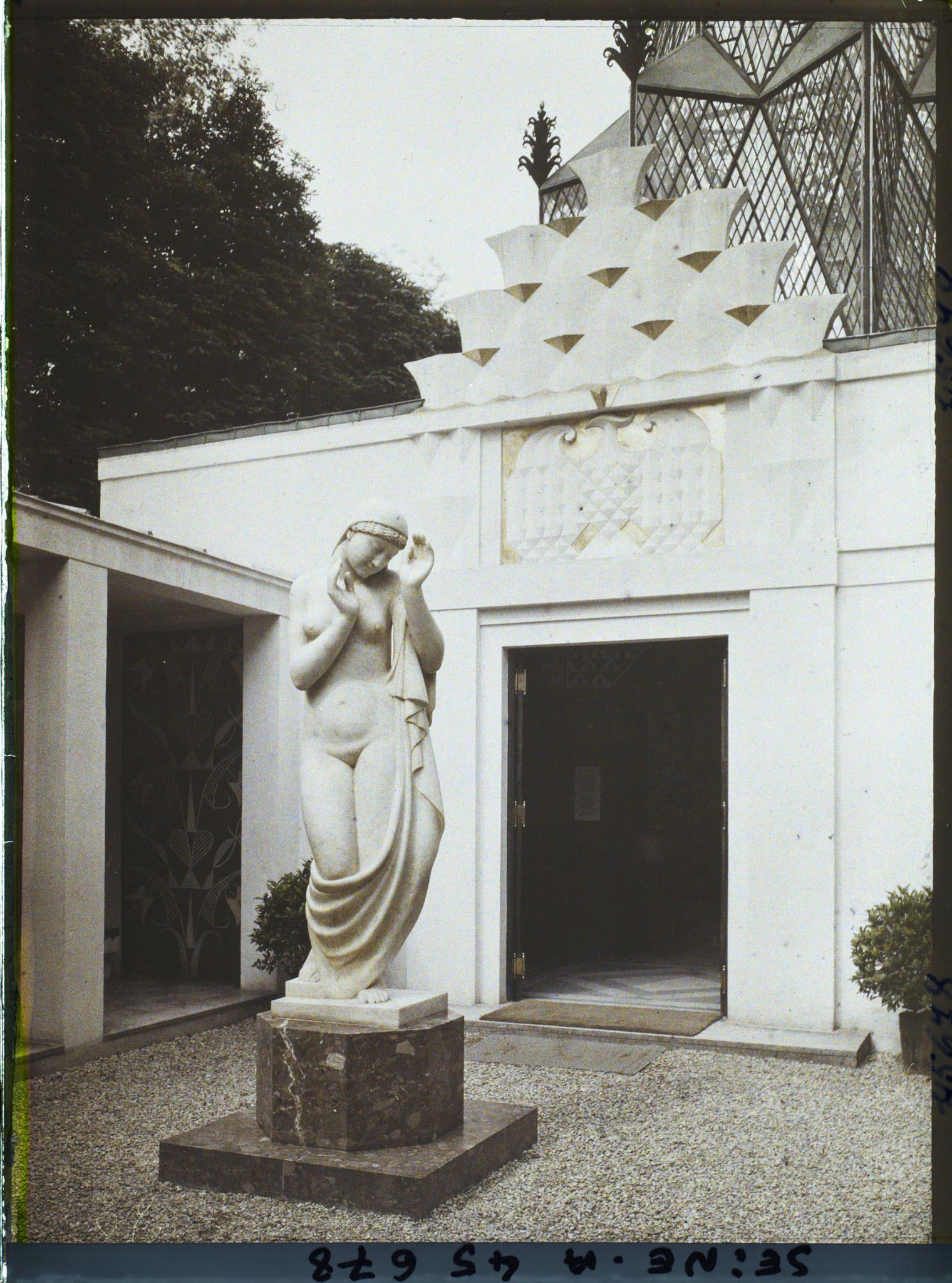 Image représentant L'Exposition des arts décoratifs, Cour du Pavillon de la Pologne, sur le Cours-la-Reine, statue en marbre d'Henrik Kuna