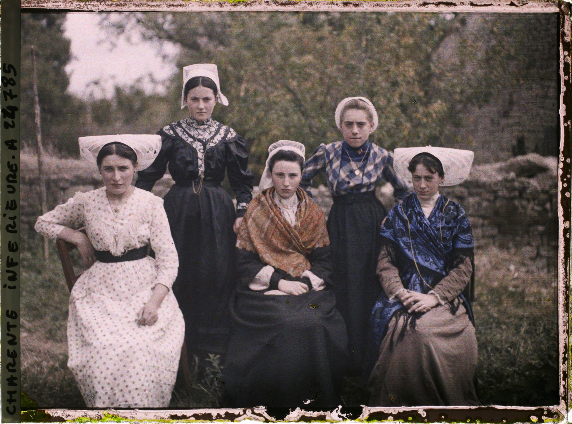 Image représentant Jeunes filles portant des coiffes charentaises et costumes traditionnels